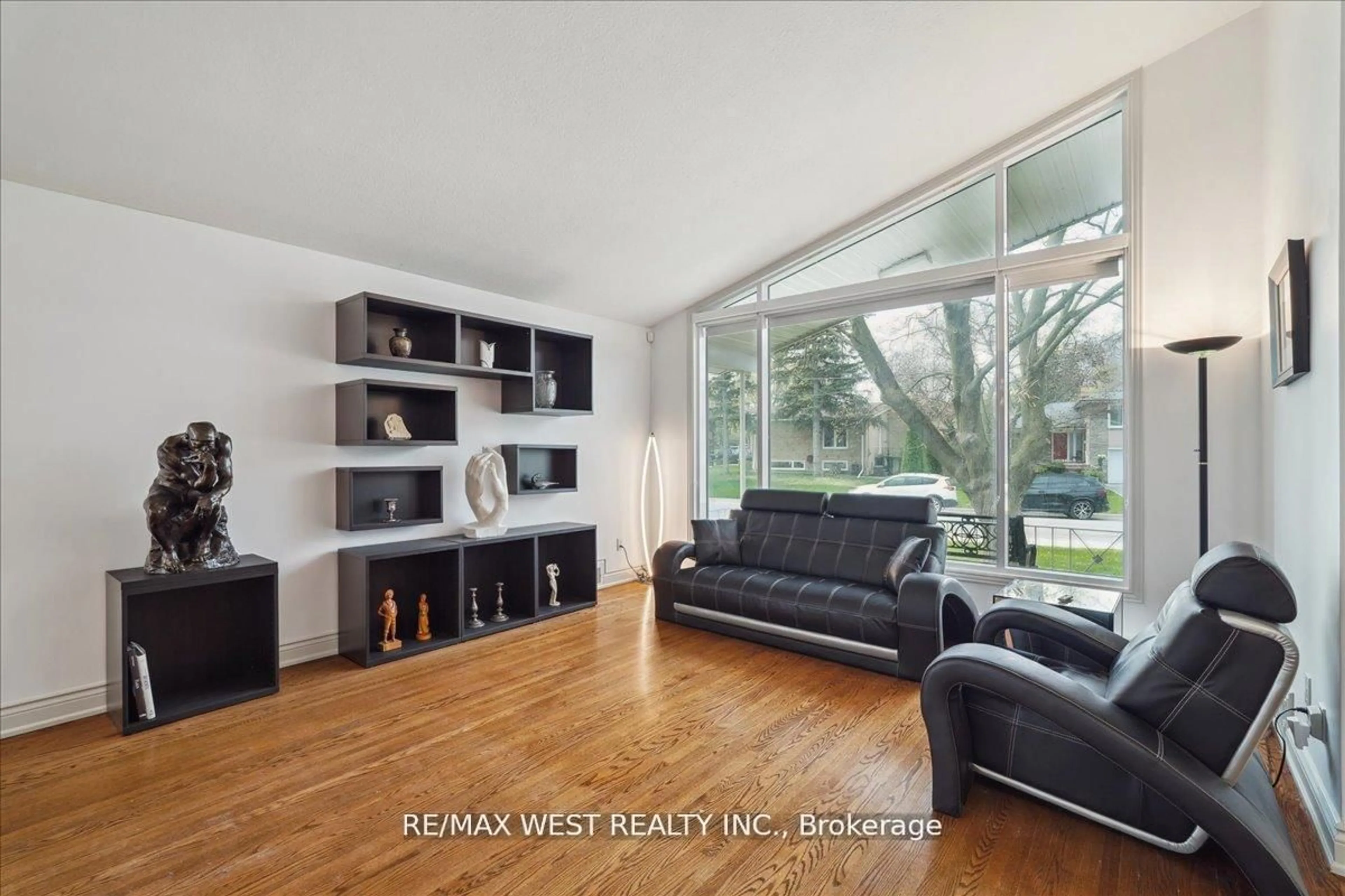 Living room with furniture, wood/laminate floor for 40 Arlstan Dr, Toronto Ontario M3H 4V9