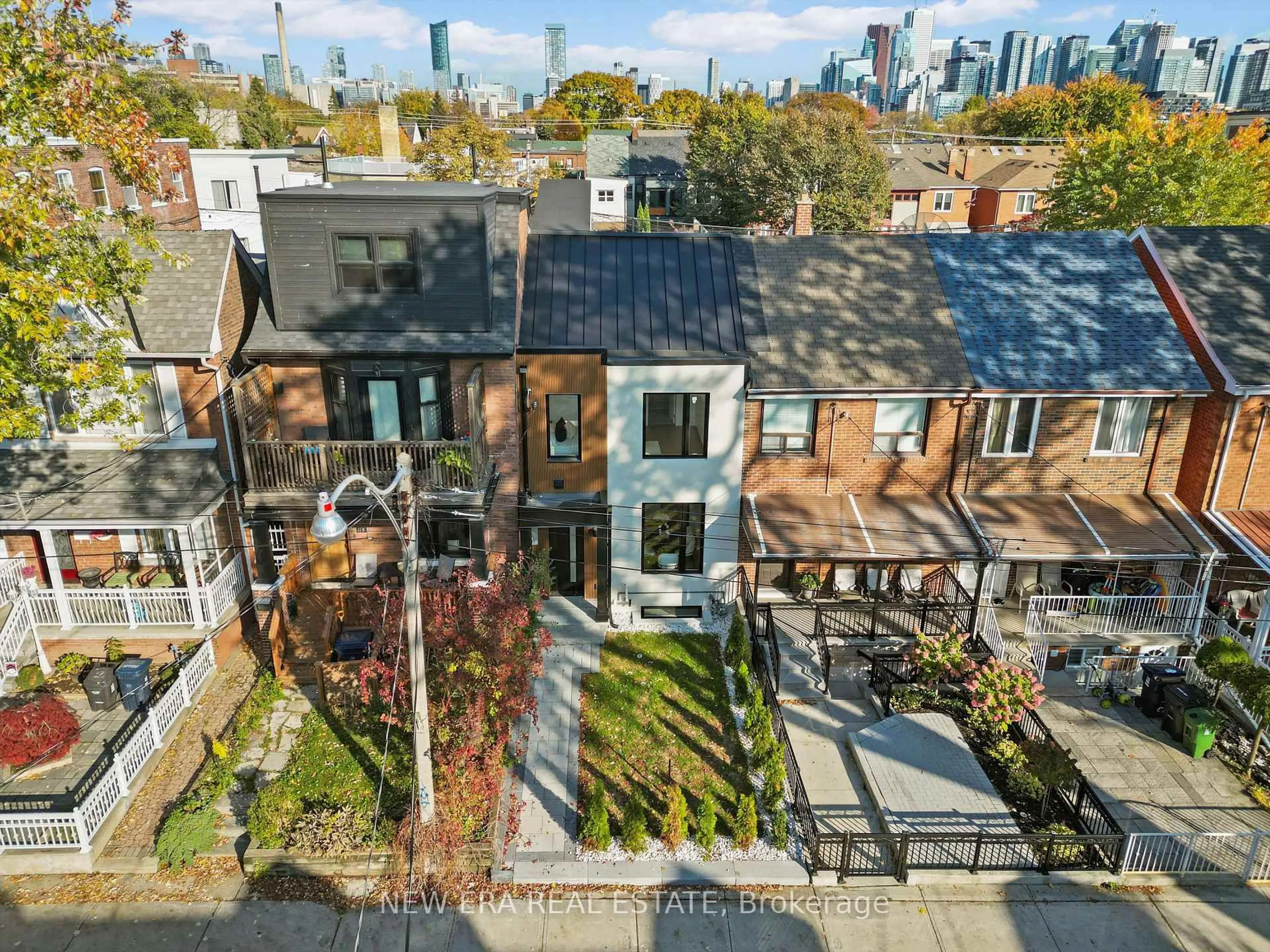 A pic from outside/outdoor area/front of a property/back of a property/a pic from drone, city buildings view from balcony for 113 Bellwoods Ave, Toronto Ontario M6J 3N4