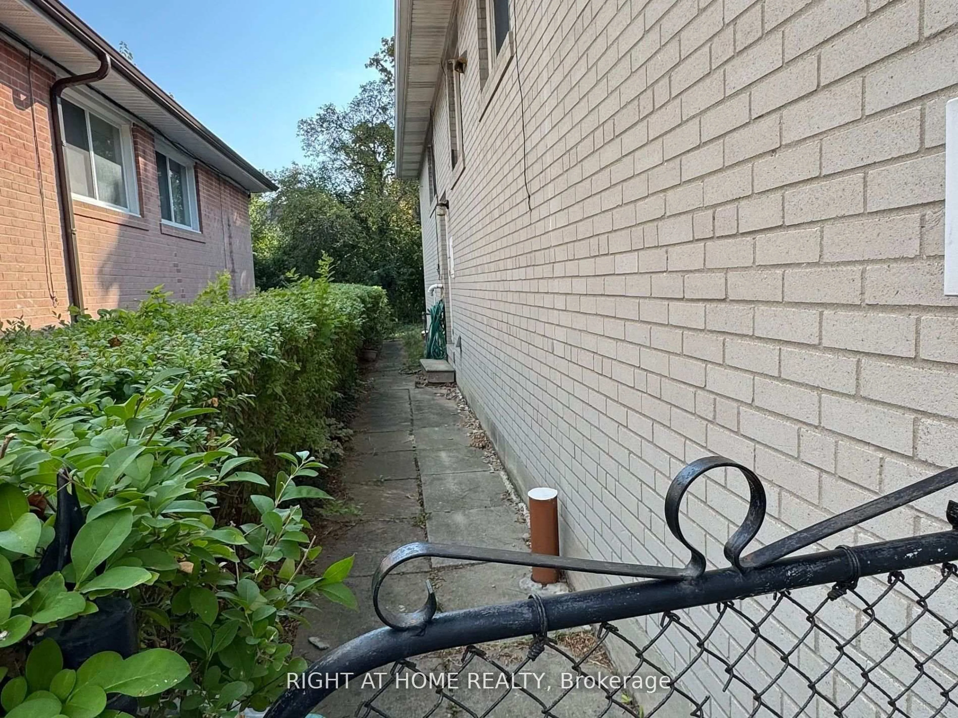 A pic from outside/outdoor area/front of a property/back of a property/a pic from drone, street for 87 FENELON Dr, Toronto Ontario M3A 3K4