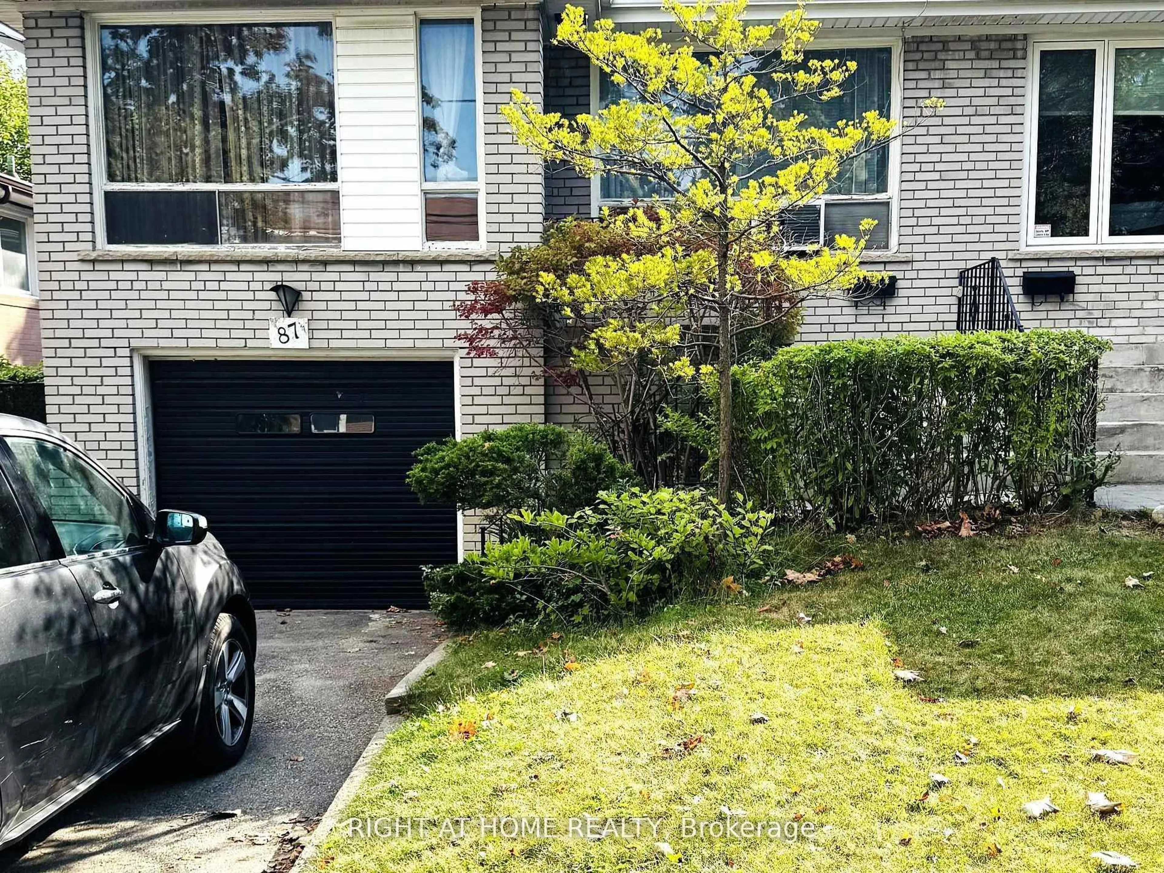 A pic from outside/outdoor area/front of a property/back of a property/a pic from drone, street for 87 FENELON Dr, Toronto Ontario M3A 3K4