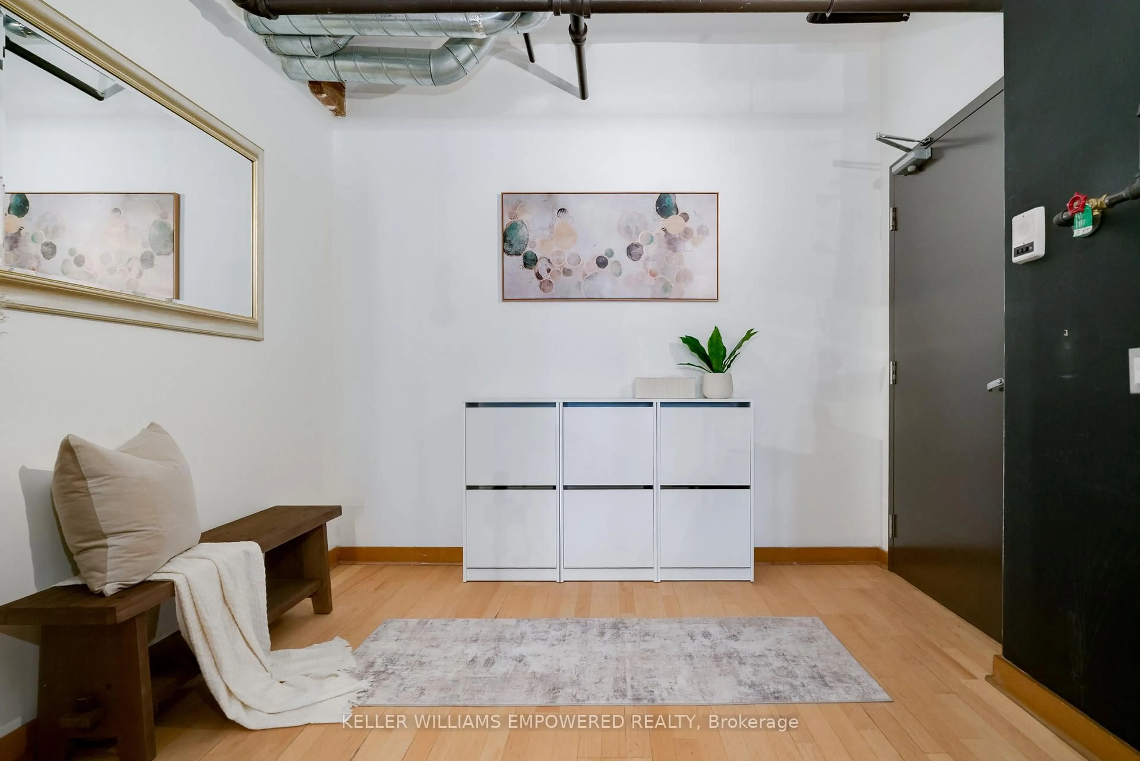 Indoor entryway for 189 Queen St #5, Toronto Ontario M5A 1S2