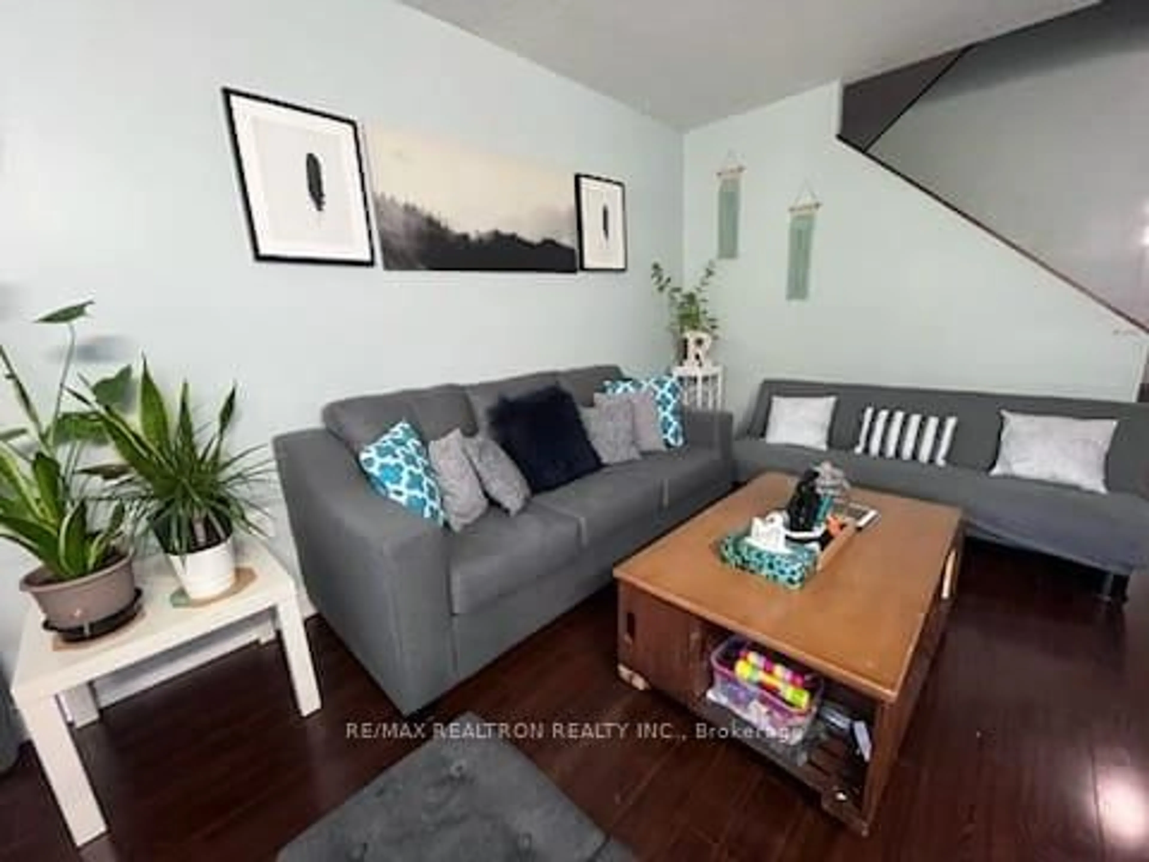 Living room with furniture, wood/laminate floor for 95 Leeward Glwy #112, Toronto Ontario M3C 2Z6