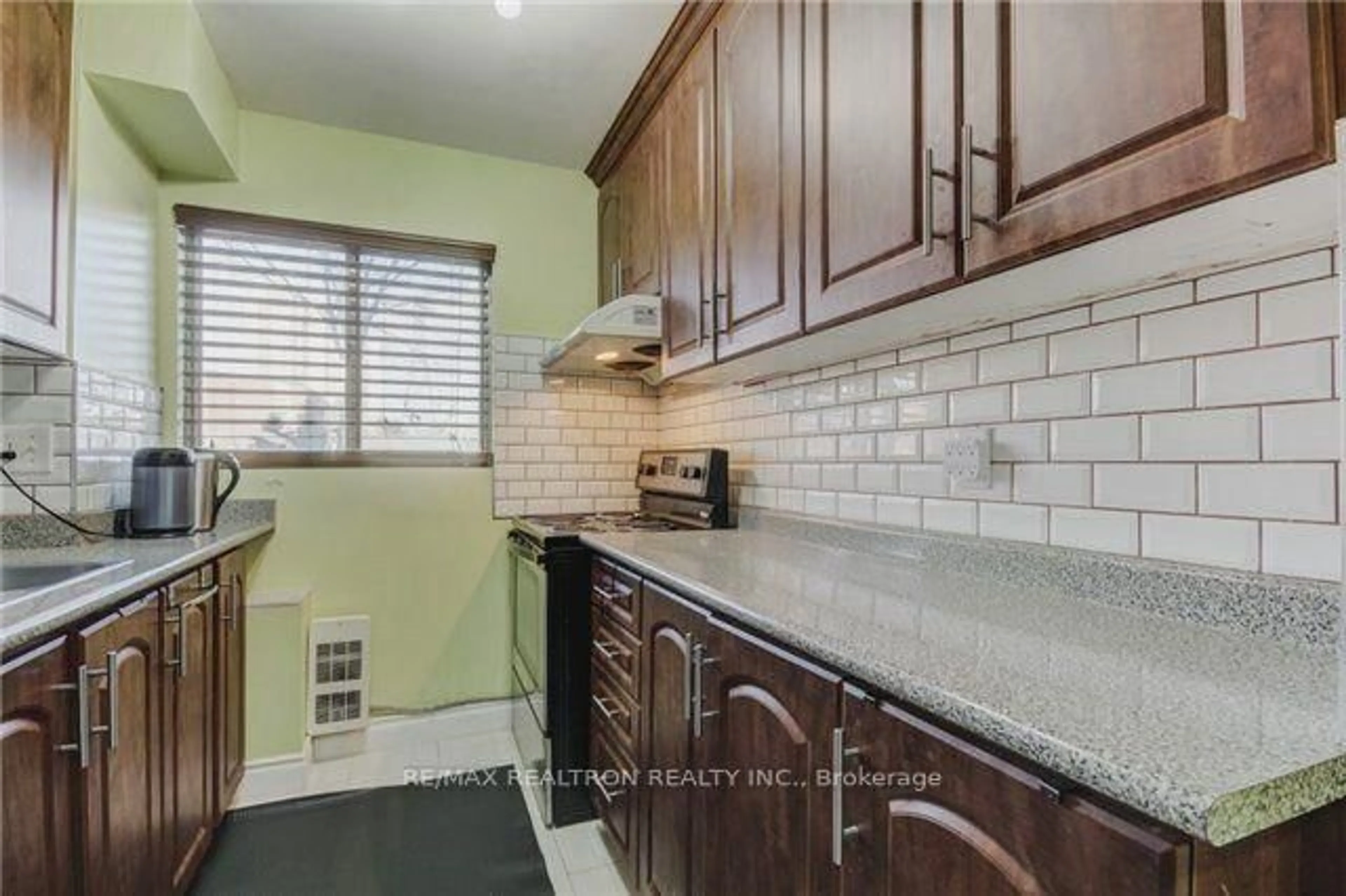 Standard kitchen, ceramic/tile floor for 95 Leeward Glwy #112, Toronto Ontario M3C 2Z6