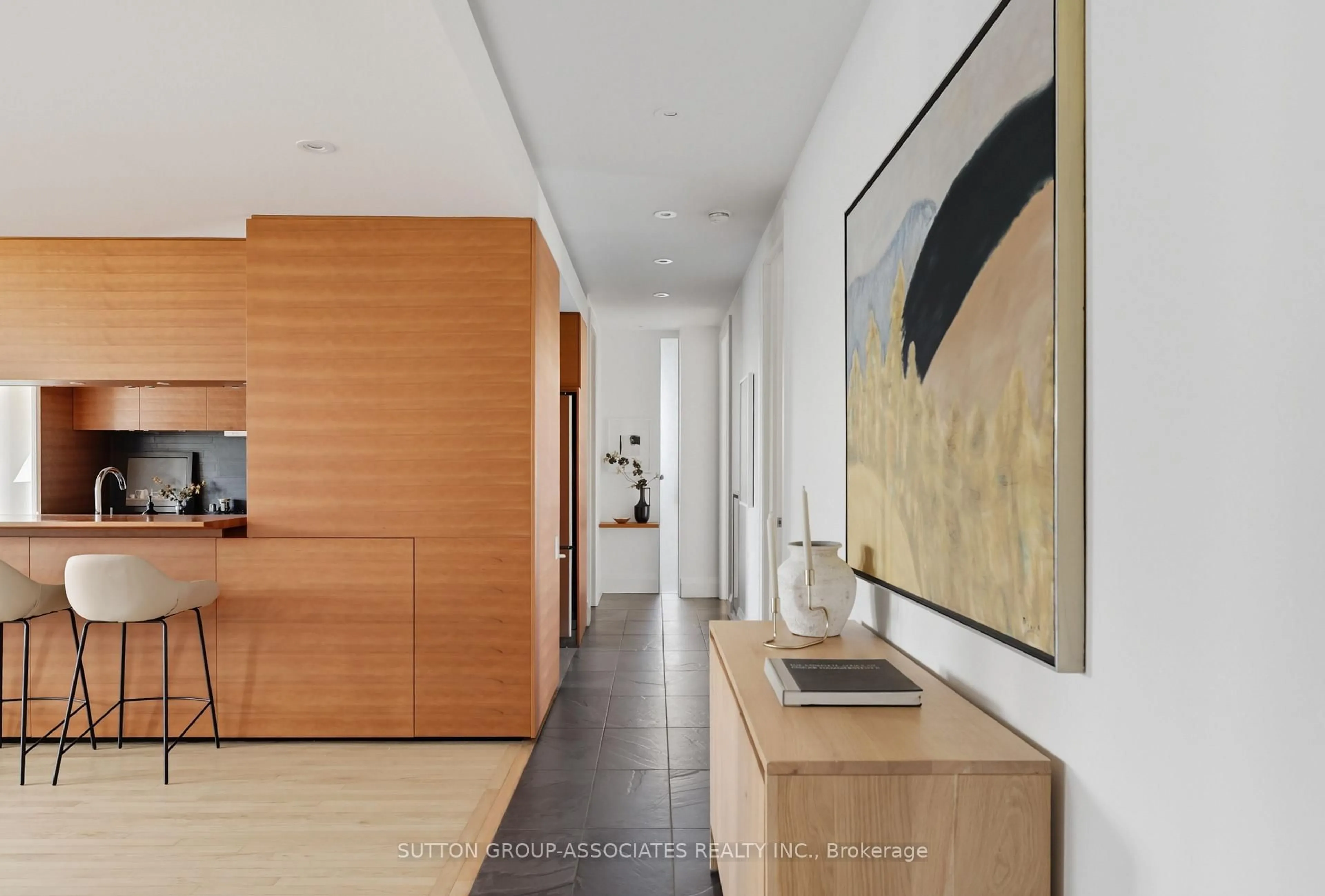 Indoor foyer for 385 Brunswick Ave #408, Toronto Ontario M5R 3R1