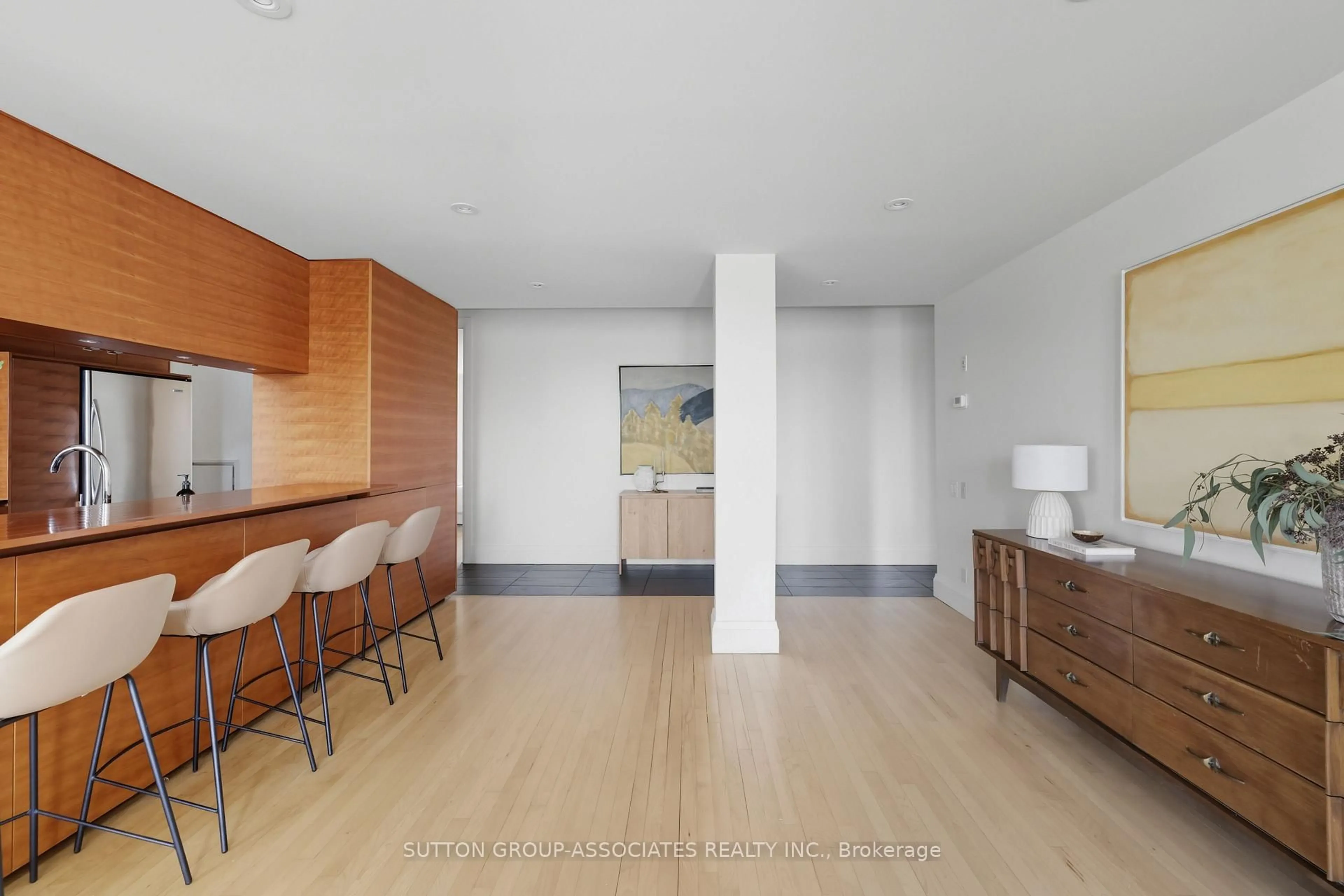 Unknown for 385 Brunswick Ave #408, Toronto Ontario M5R 3R1