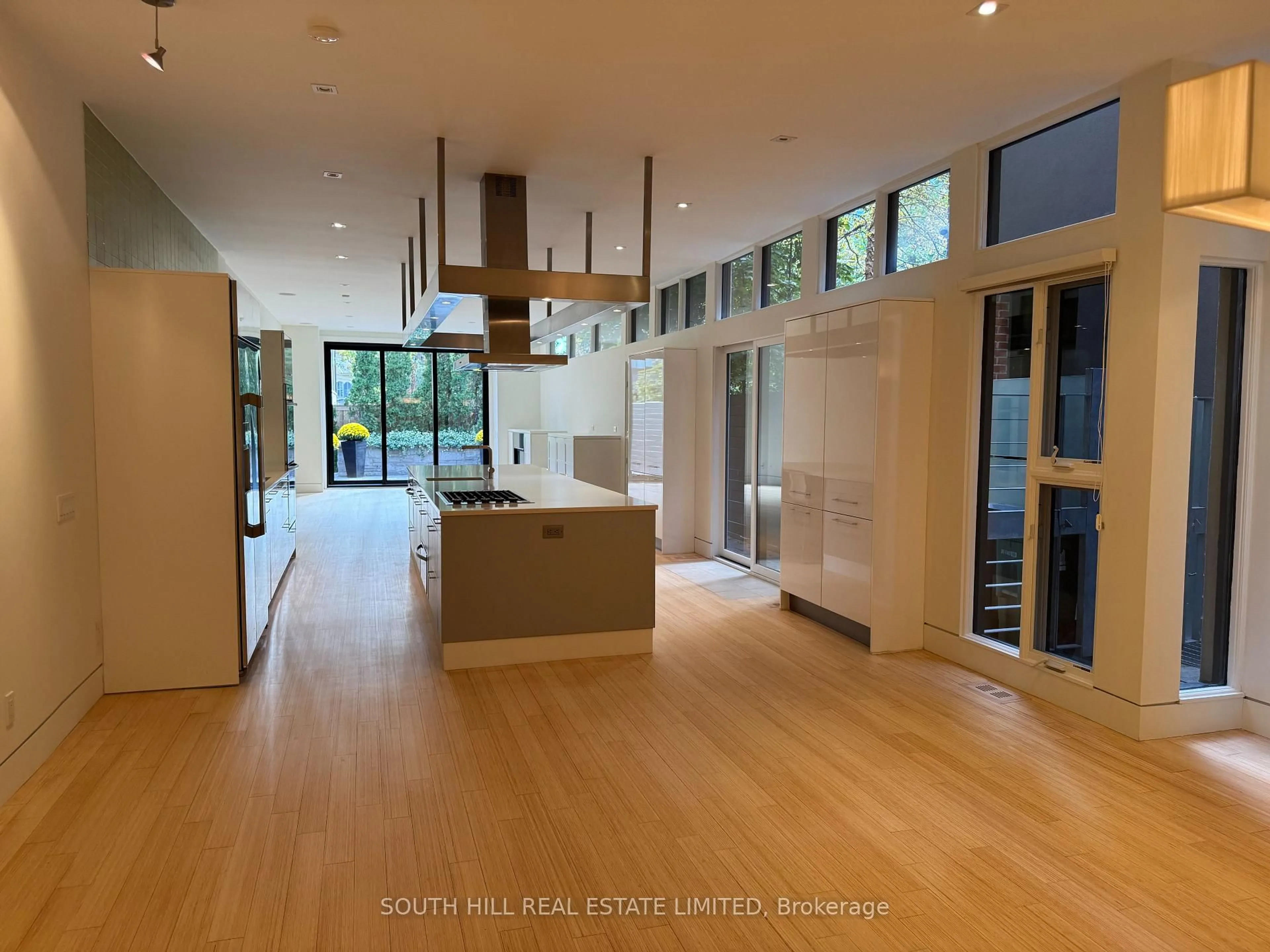 Unknown for 21 Lowther Ave, Toronto Ontario M5R 1C5