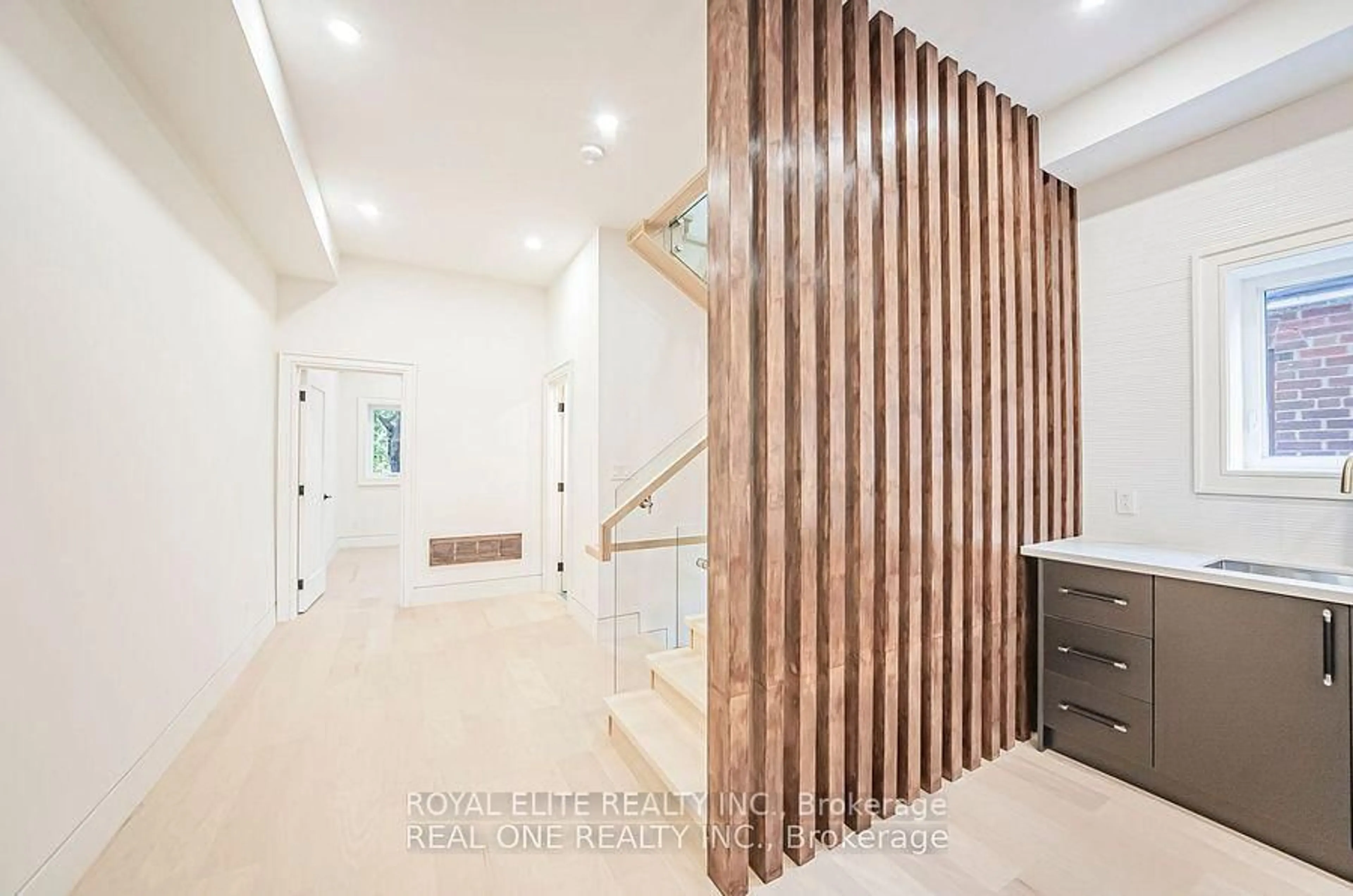 Indoor foyer for 16 Mulberry Cres, Toronto Ontario M6C 1N5