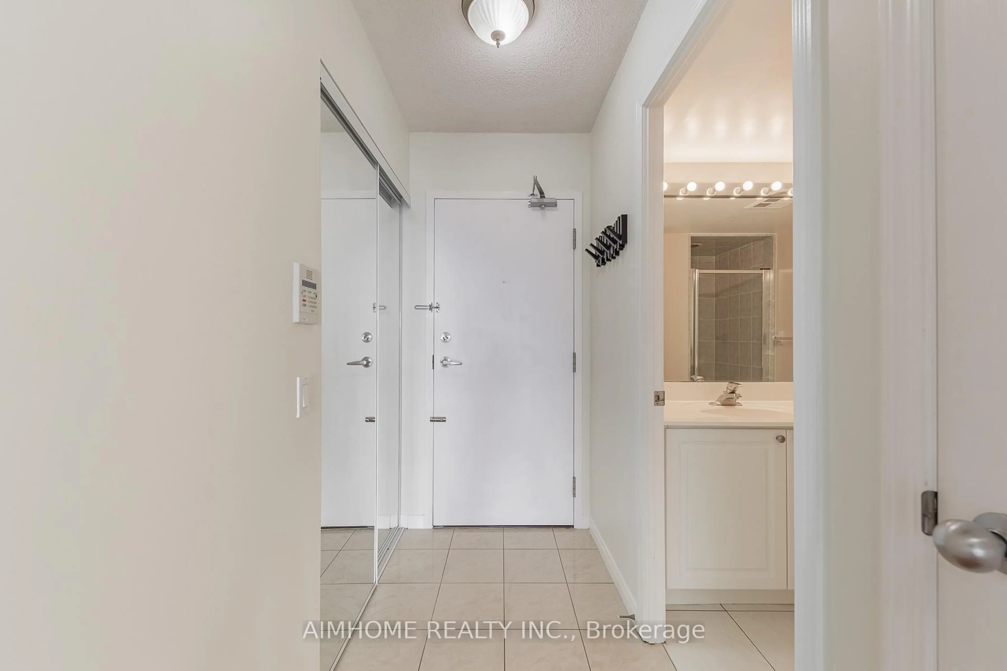 Indoor entryway for 30 Harrison Garden Blvd #1106, Toronto Ontario M2N 7A9