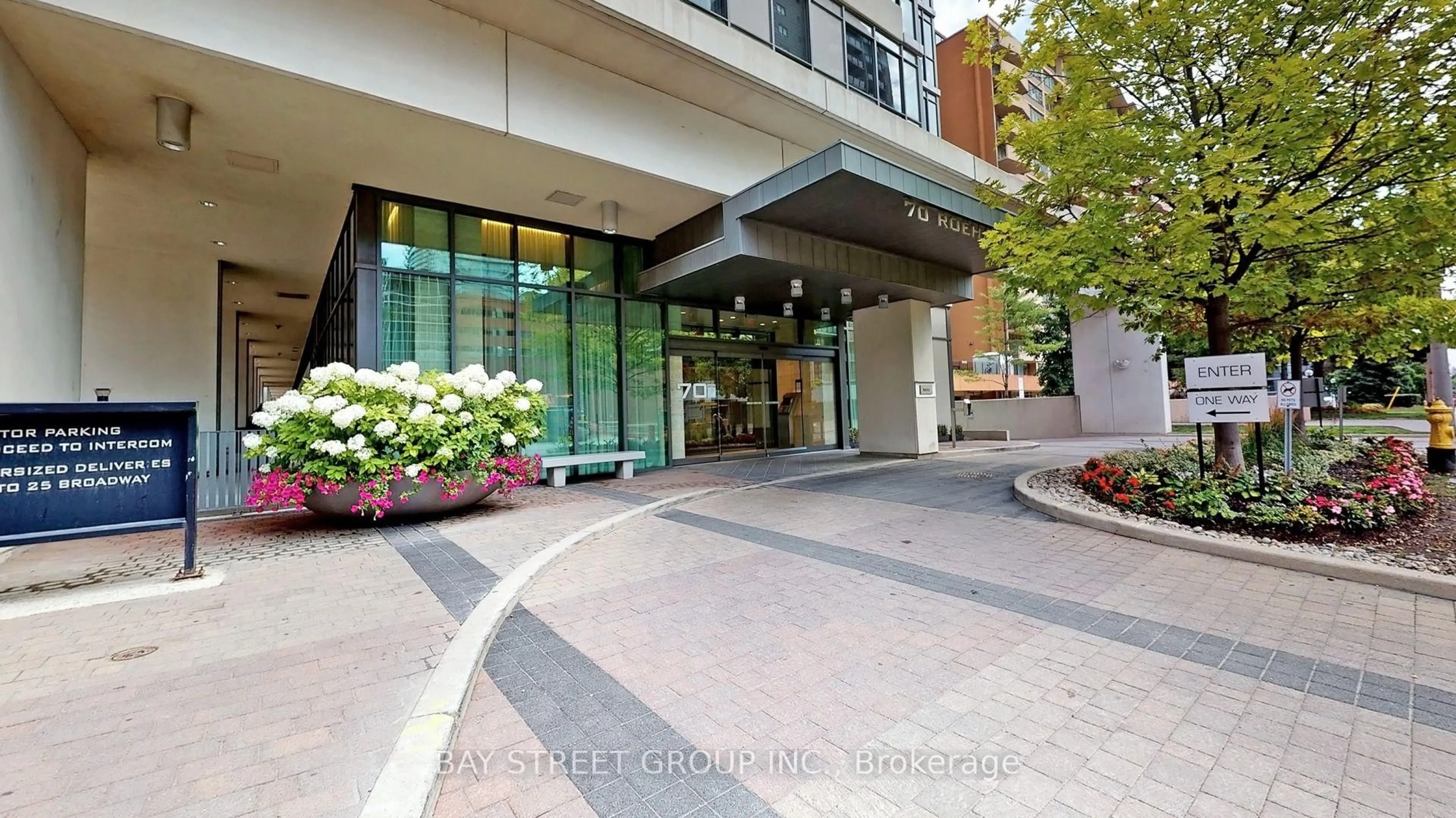 Indoor foyer for 70 Roehampton Ave #212, Toronto Ontario M4P 1R2