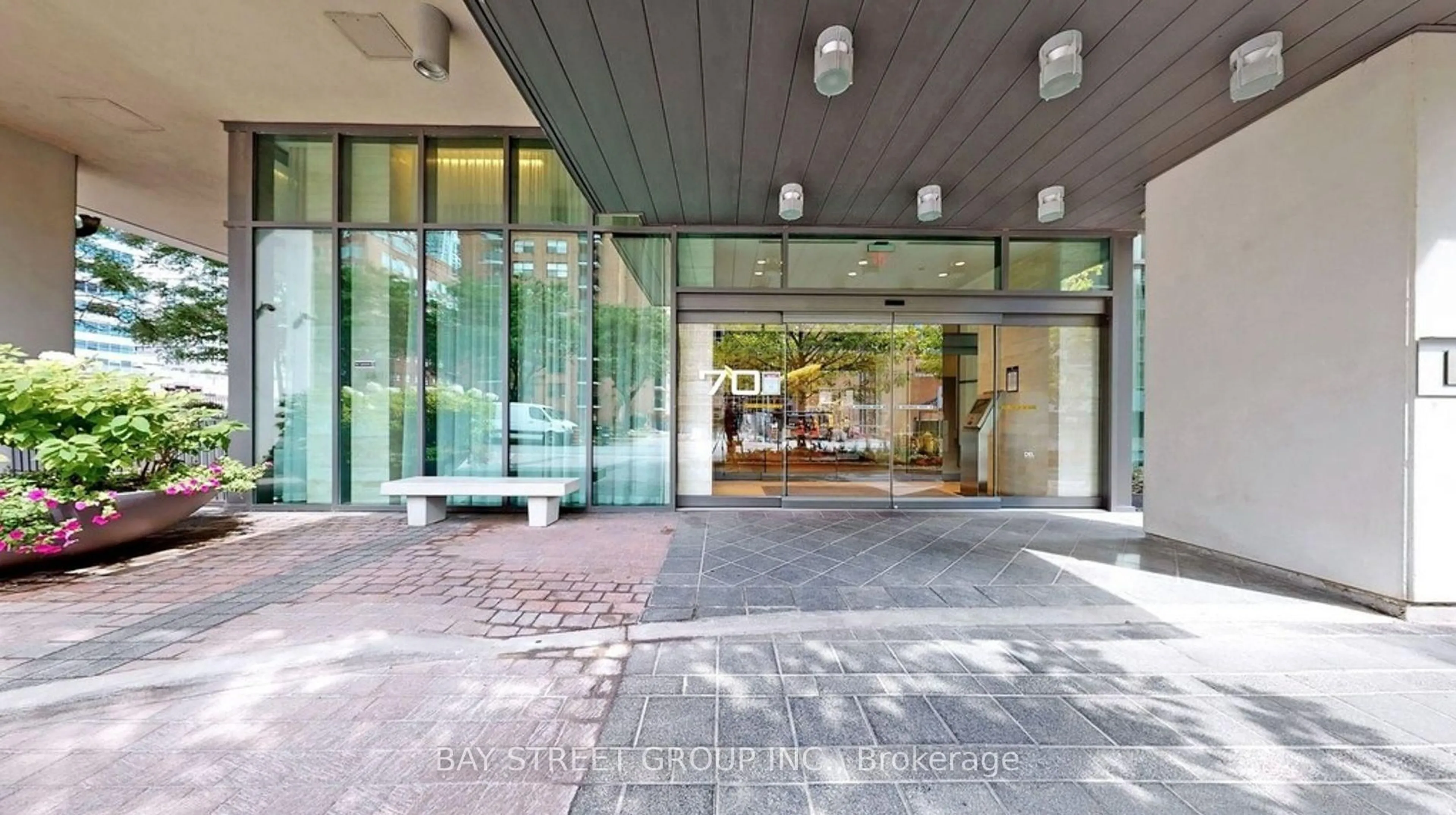 Indoor foyer for 70 Roehampton Ave #212, Toronto Ontario M4P 1R2