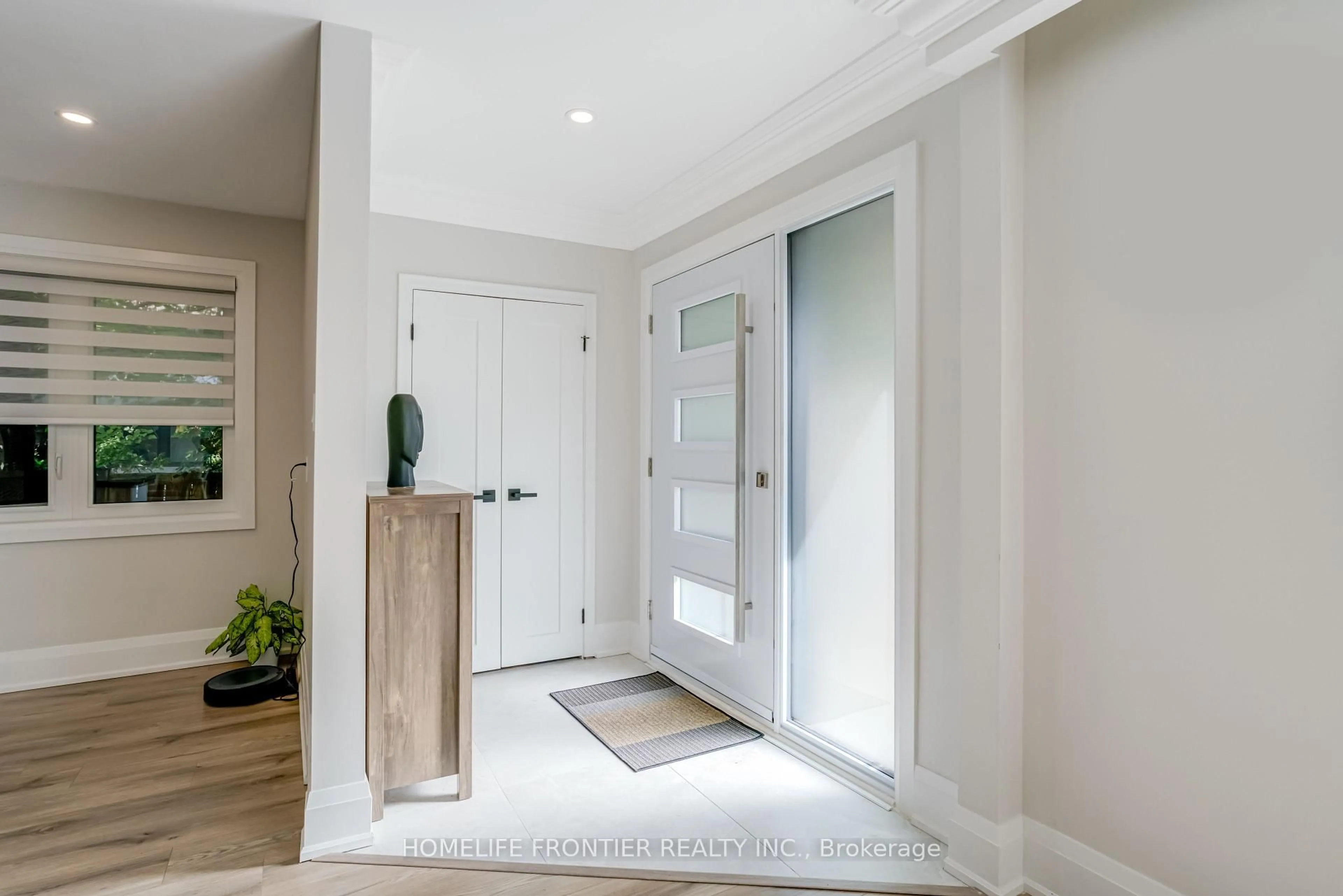 Indoor entryway for 208 Betty Ann Dr, Toronto Ontario M2R 1A7