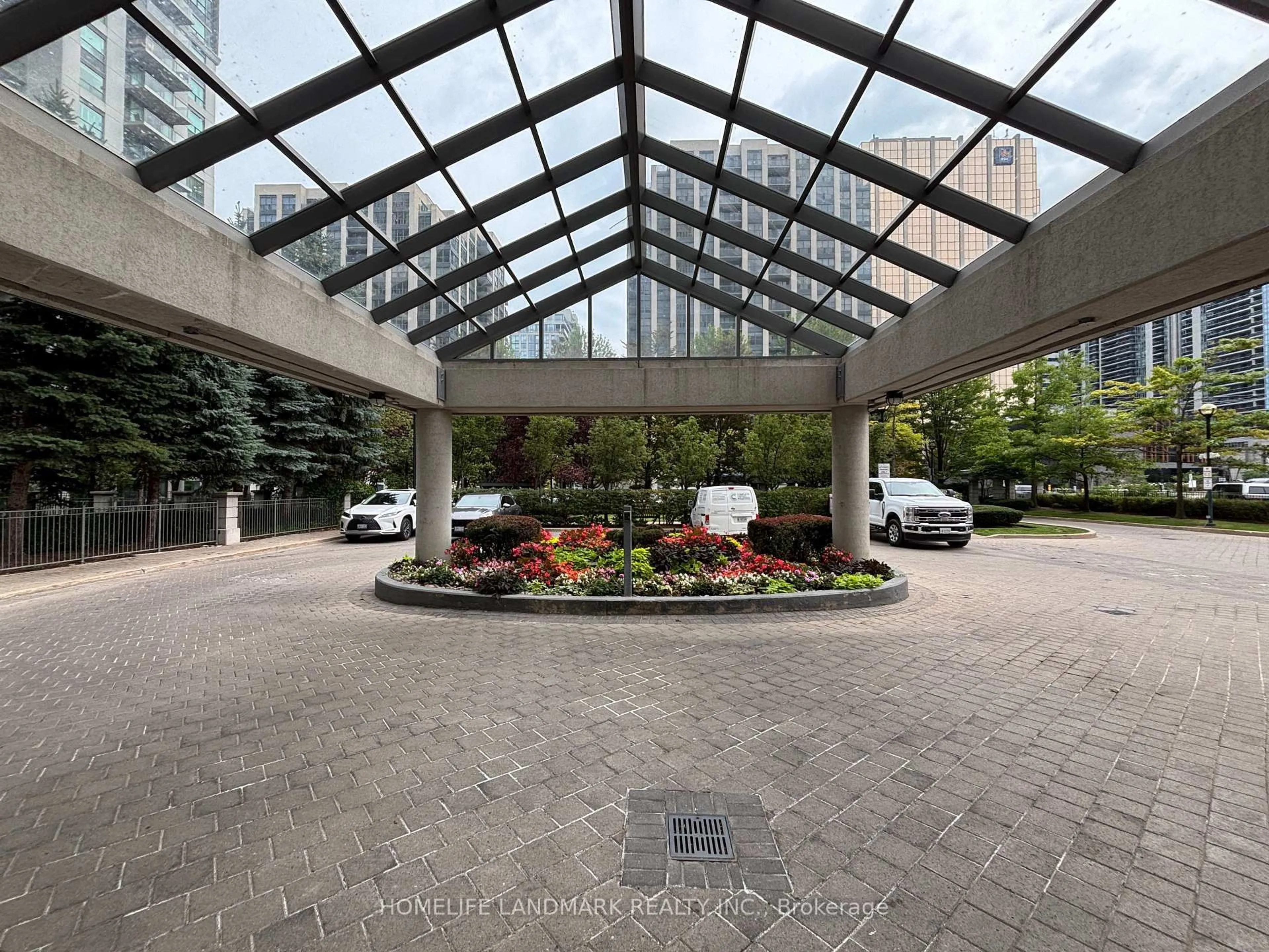 Indoor foyer for 21 Hillcrest Ave #902, Toronto Ontario M2N 3N4