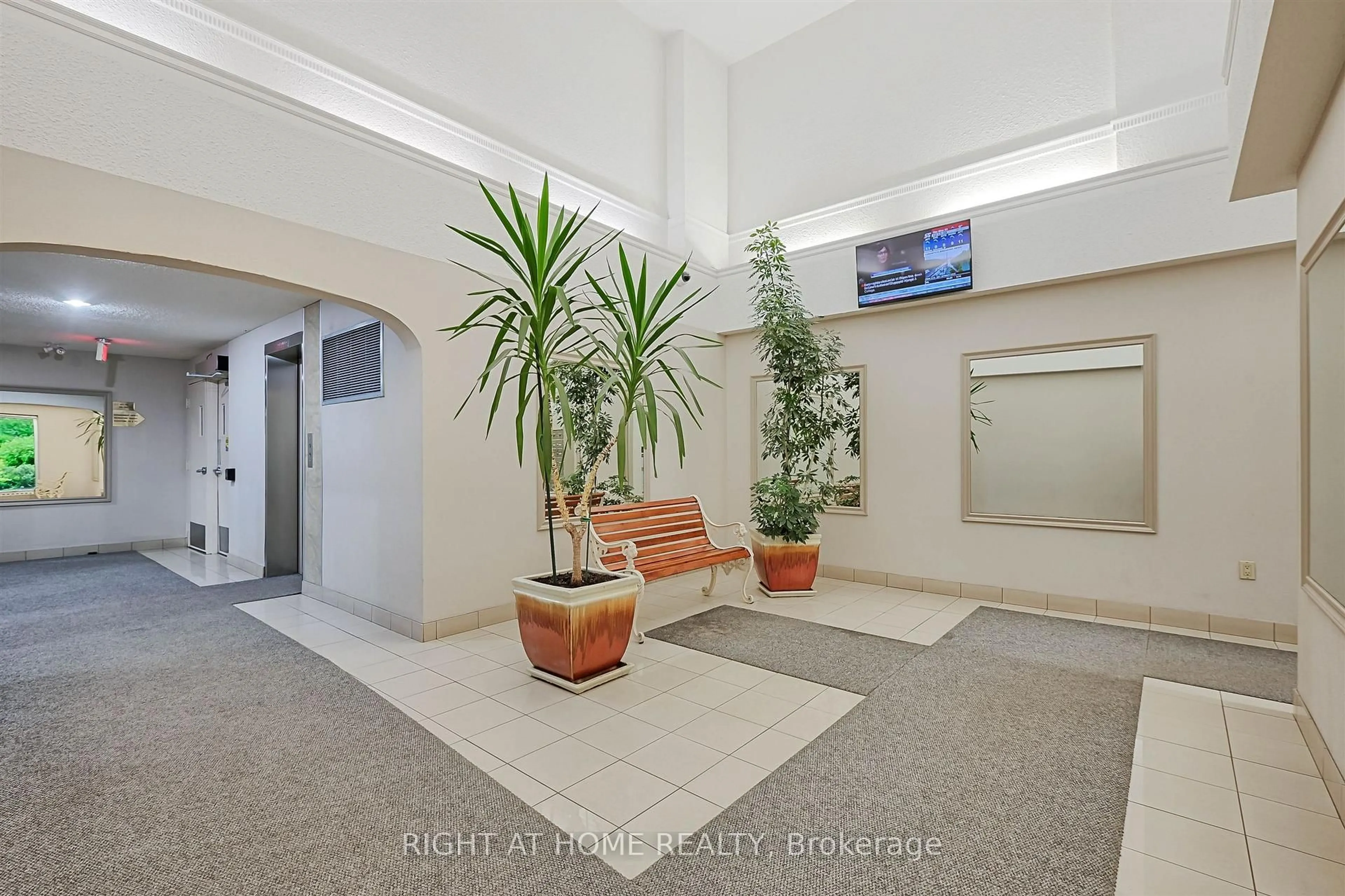 Lobby for 4005 Don Mills Rd #133, Toronto Ontario M2H 3J9