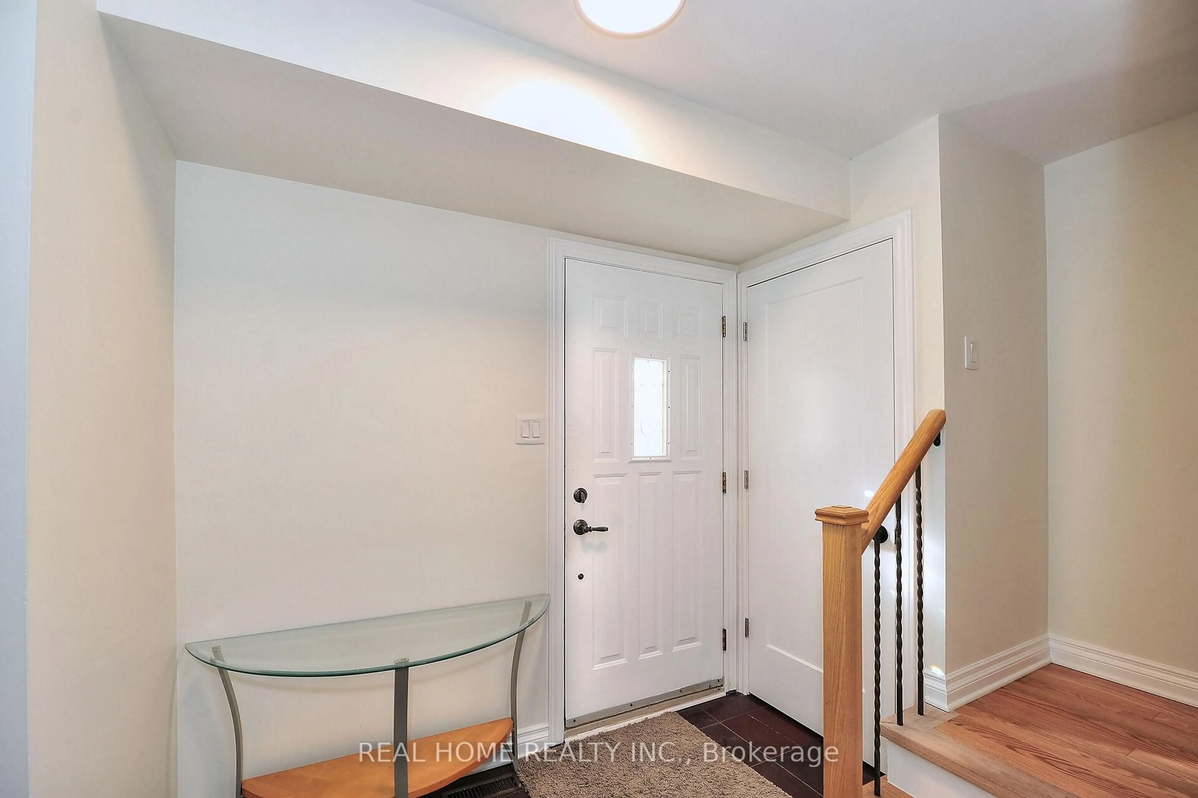Indoor entryway for 10 Farina Mill Way, Toronto Ontario M2L 1S1