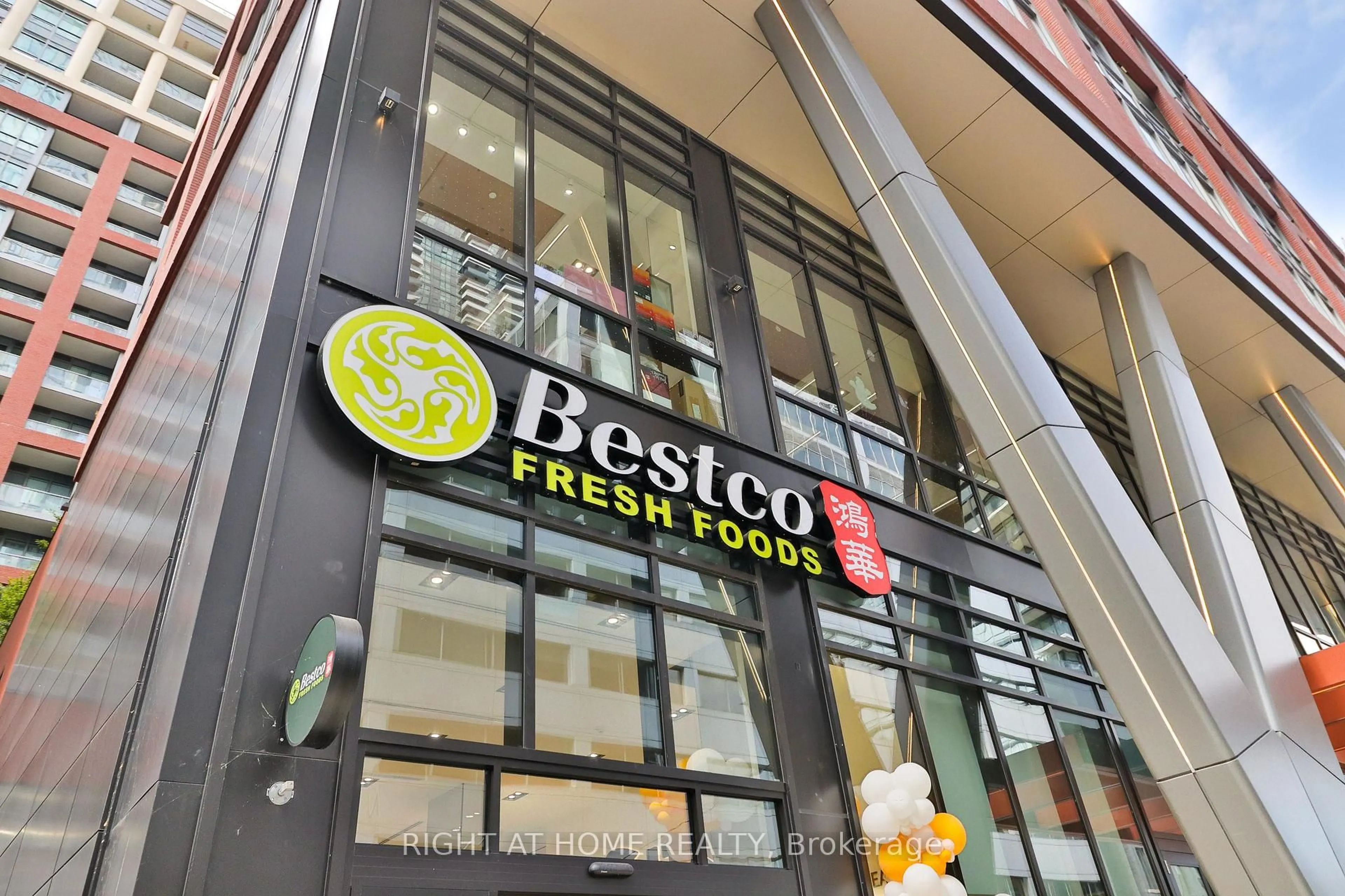 Patio, street for 108 Peter St #4806, Toronto Ontario M5V 0W2