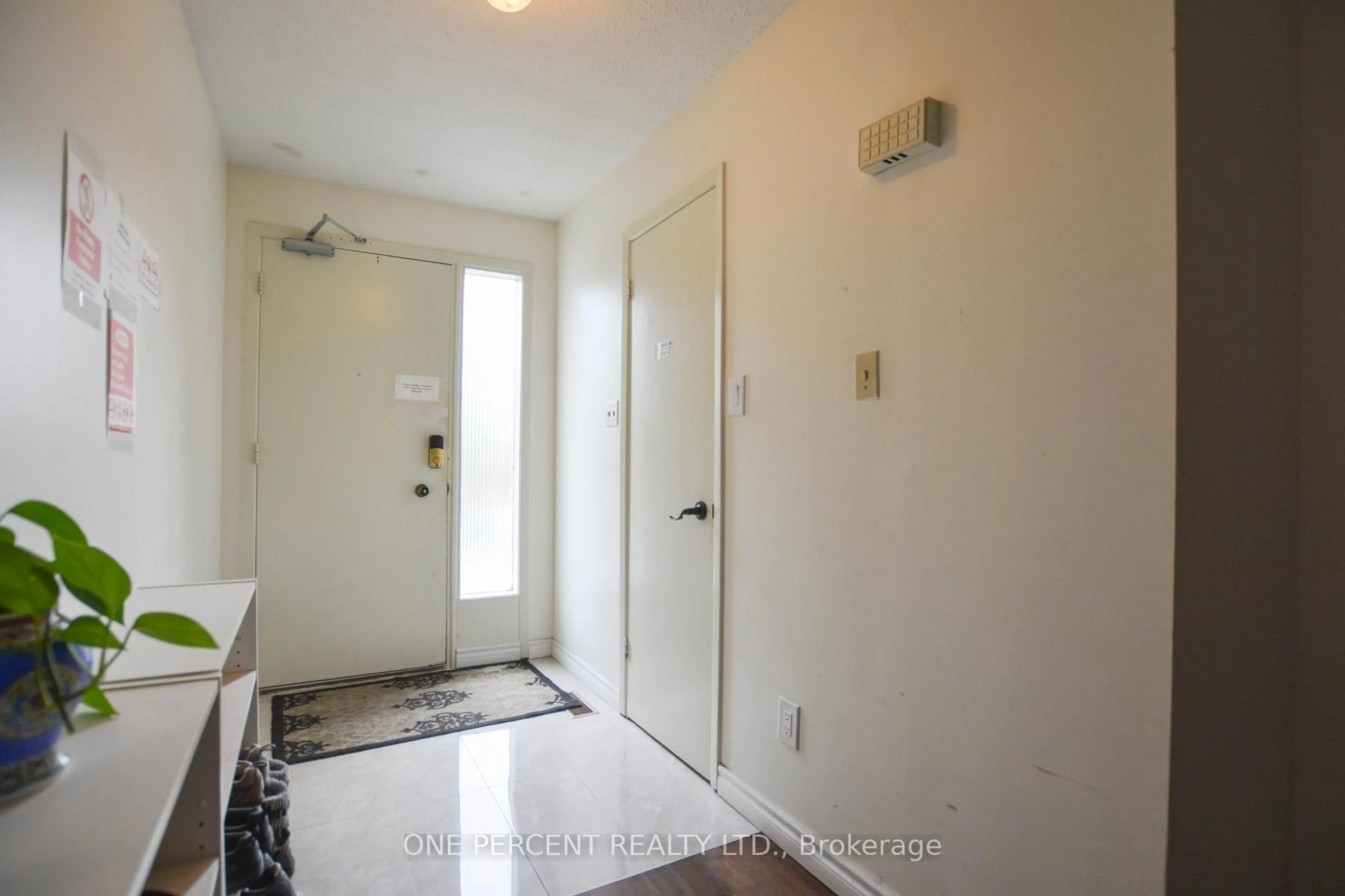 Indoor entryway for 22 Mintwood Dr, Toronto Ontario M2M 3A7