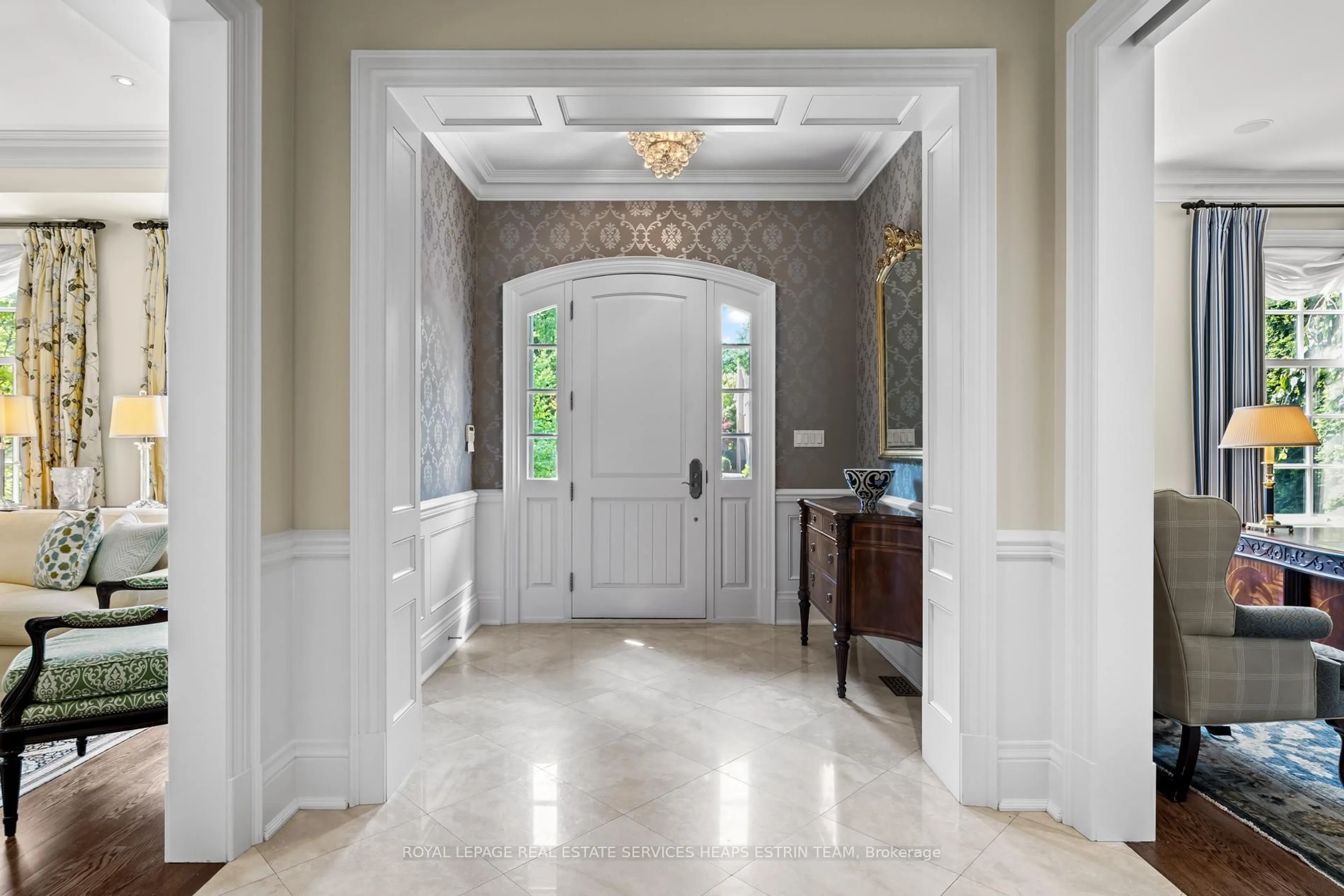 Indoor foyer for 260 St Leonards Ave, Toronto Ontario M4N 1L2