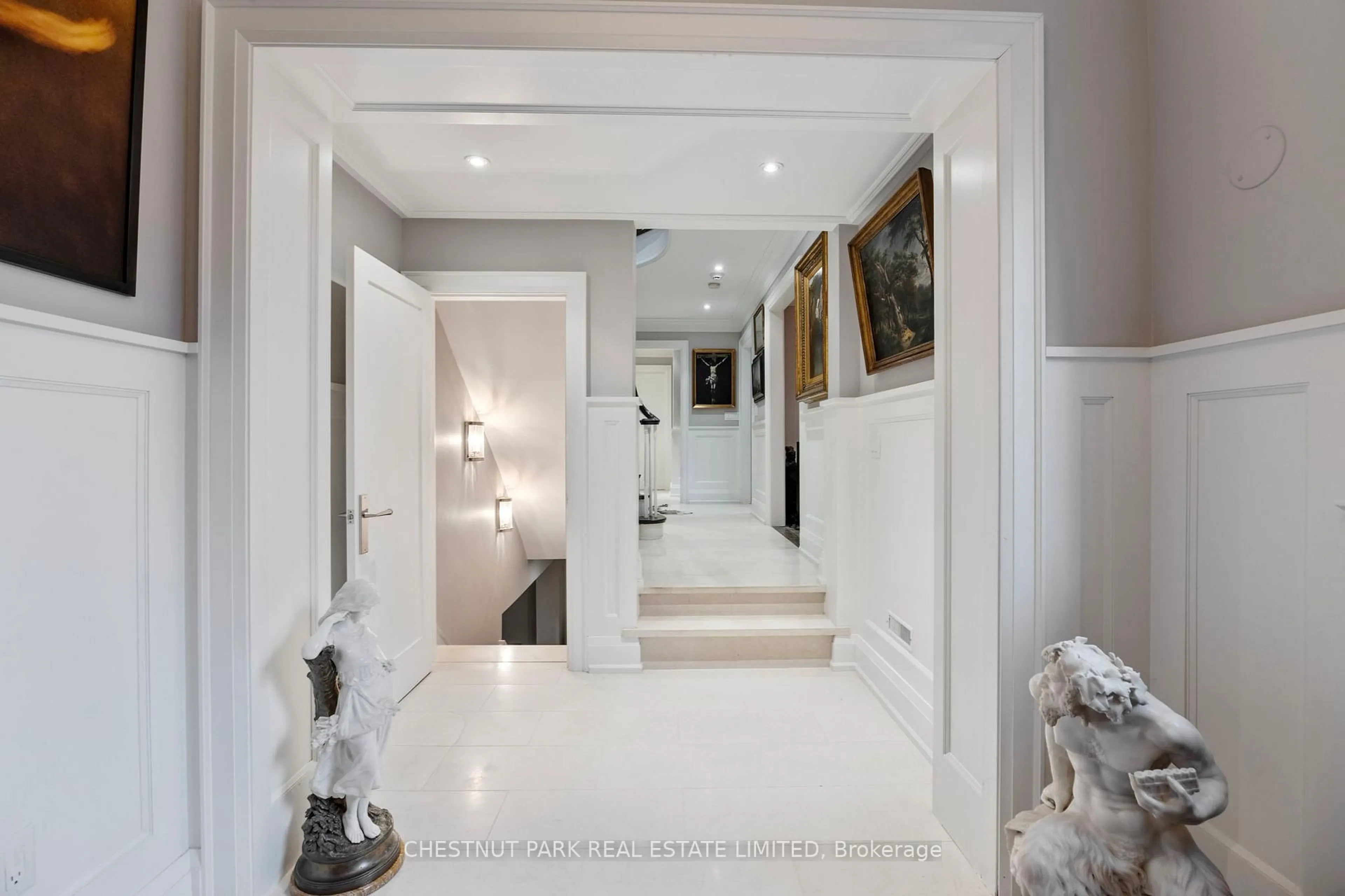 Indoor foyer for 230 Strathallan Wood, Toronto Ontario M5N 1T4