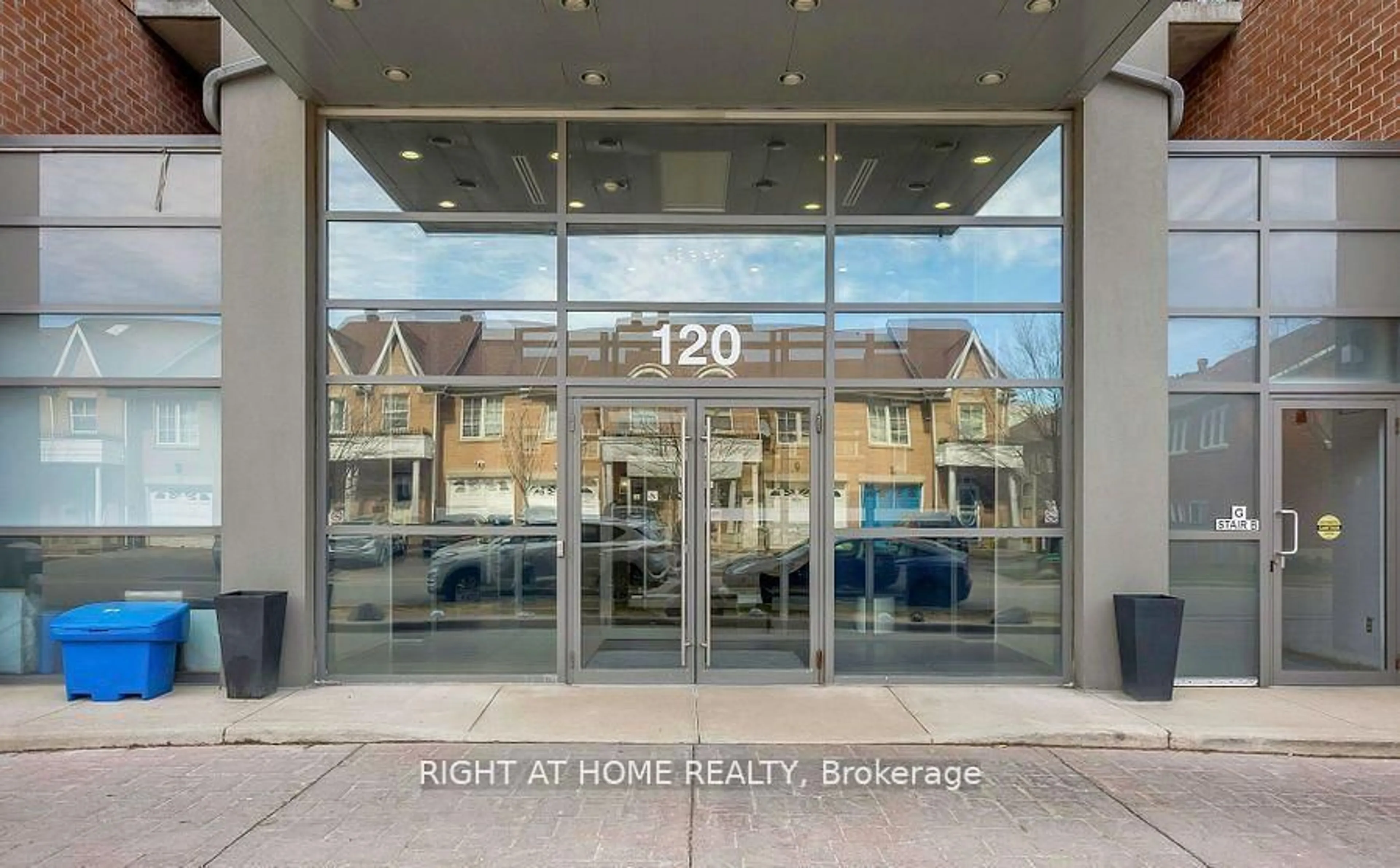 Indoor foyer for 120 Dallimore Circ #628, Toronto Ontario M3C 4J1