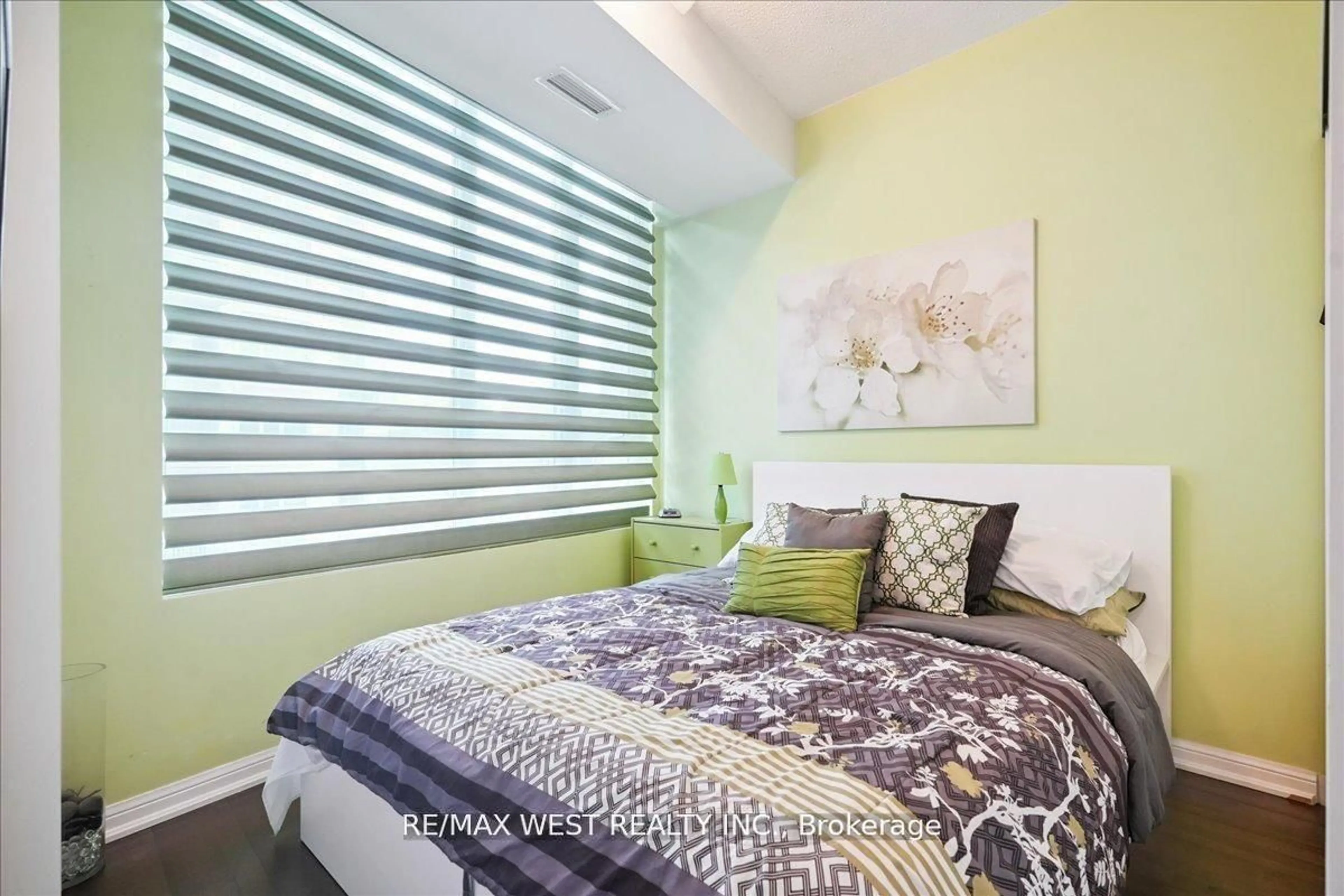 Bedroom with bed, wood/laminate floor for 628 Fleet St #324, Toronto Ontario M5V 1A8