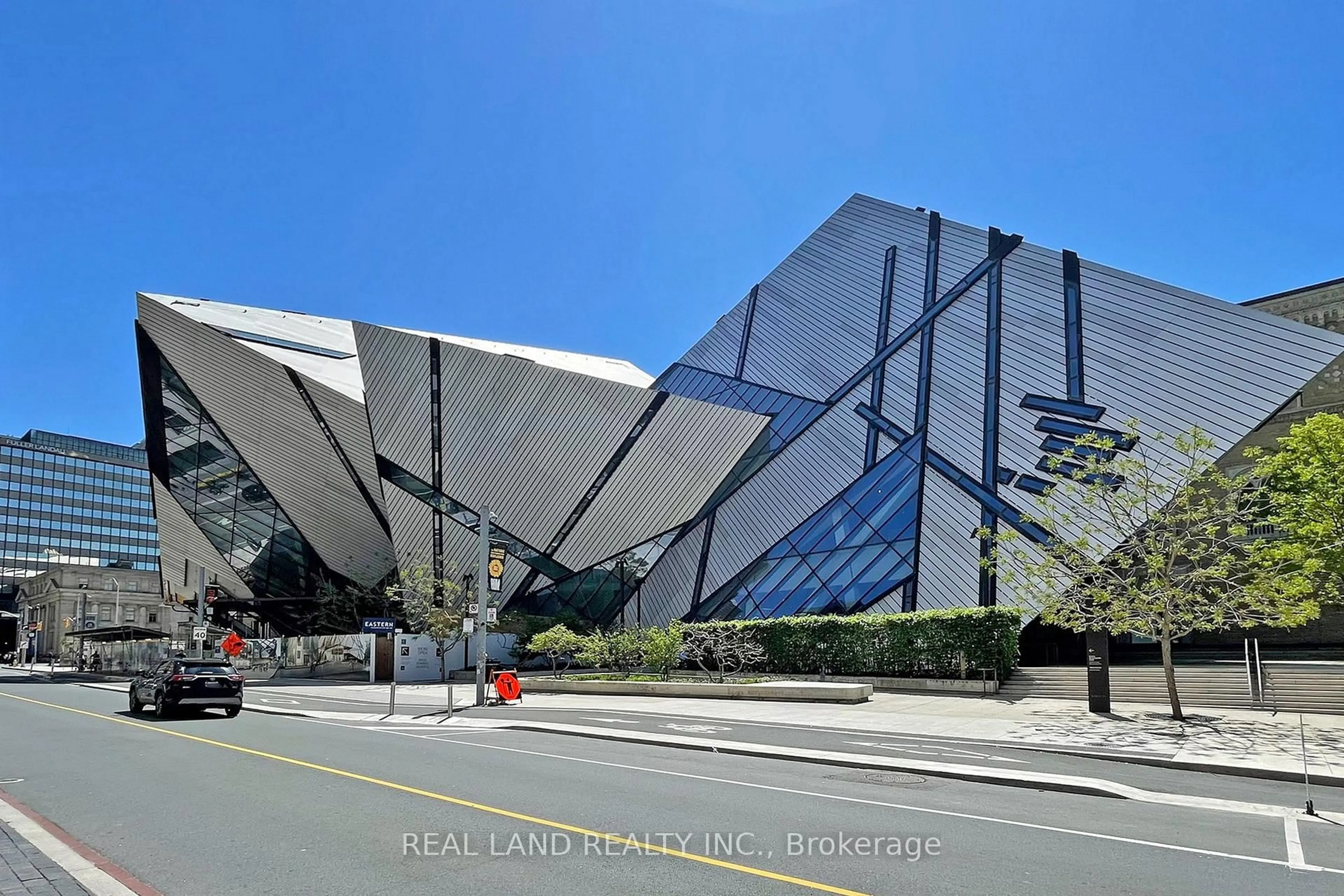 Indoor foyer for 206 Bloor St #1001, Toronto Ontario M5S 1T8