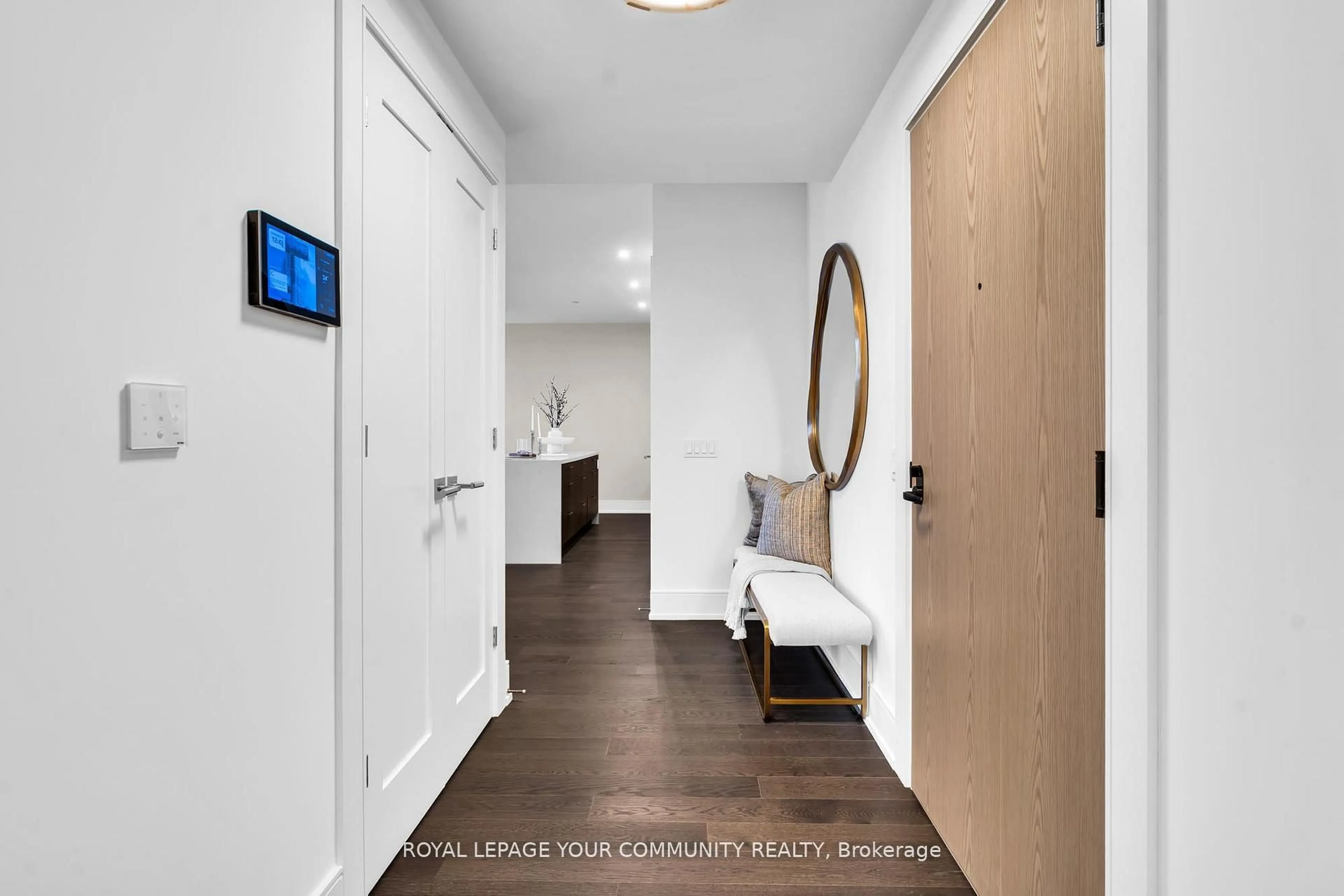 Indoor entryway for 10 Inn on the Park Dr #101, Toronto Ontario M3C 0P9