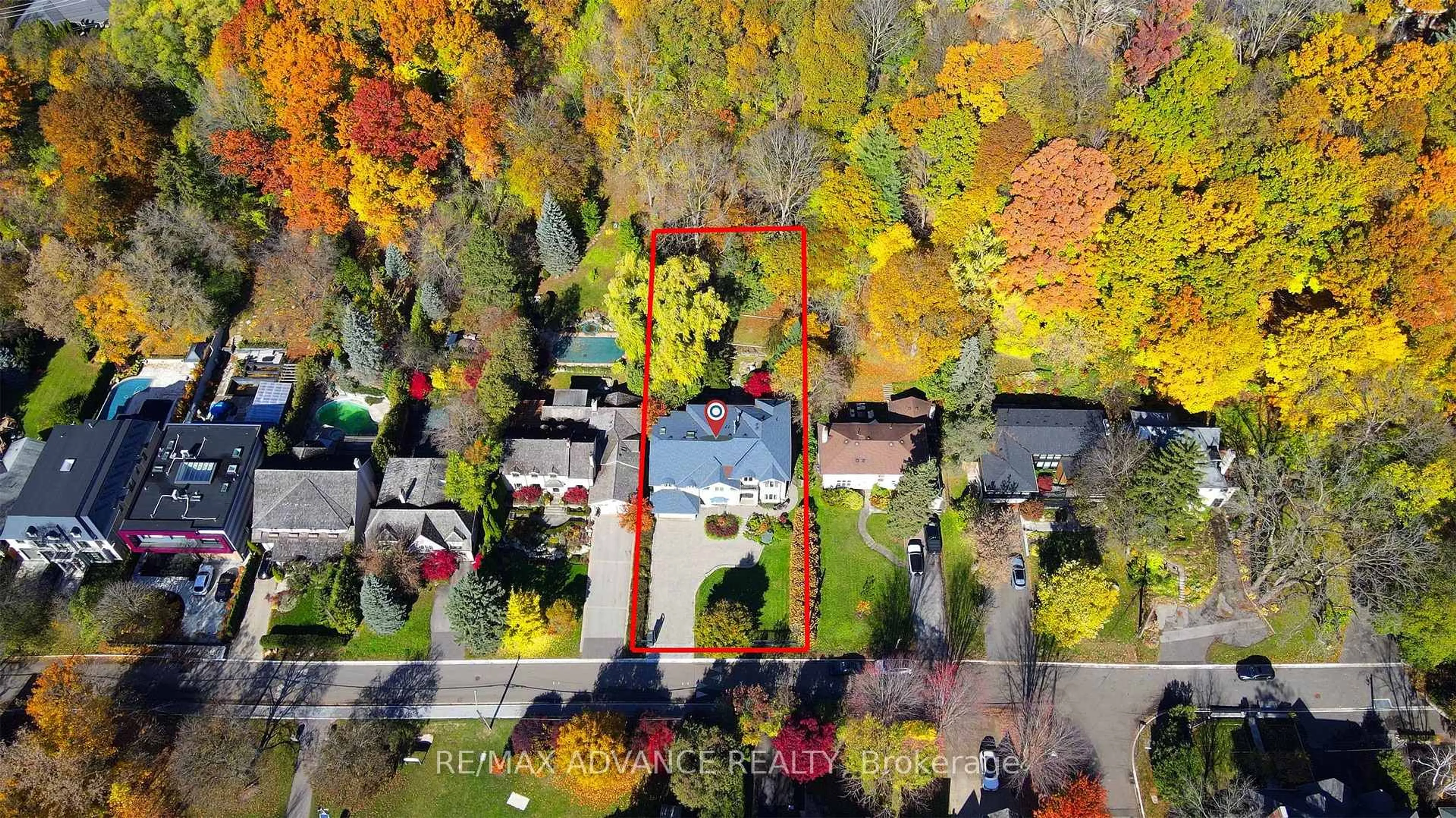 A pic from outside/outdoor area/front of a property/back of a property/a pic from drone, street for 32 Brookfield Rd, Toronto Ontario M2P 1A9