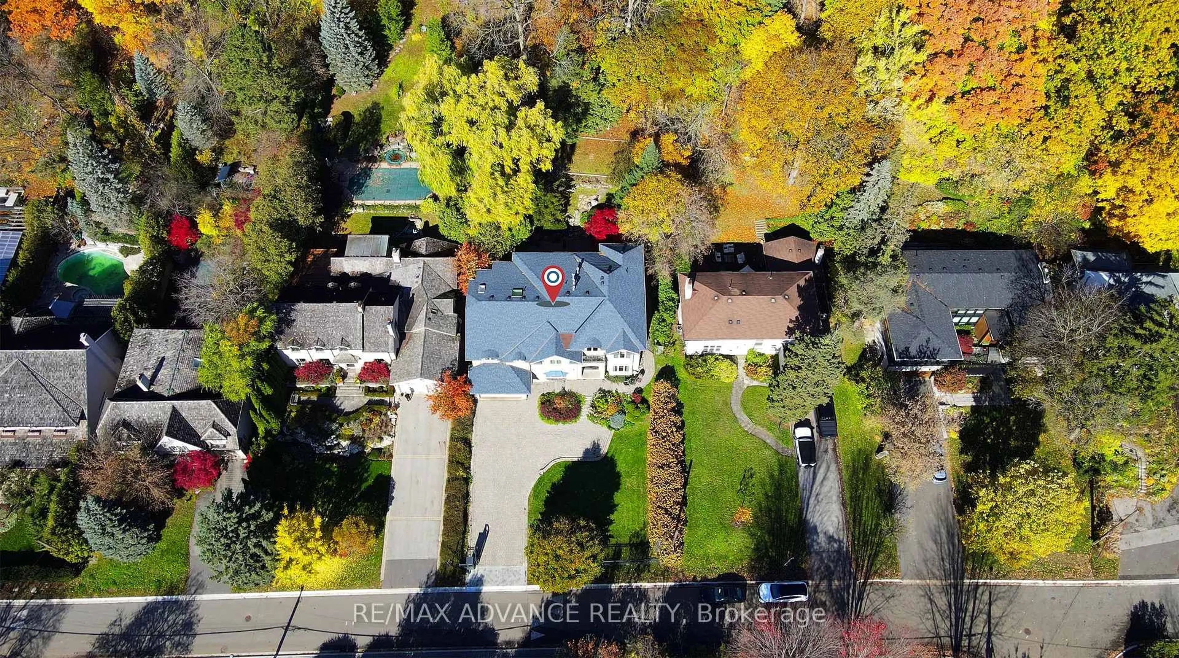 A pic from outside/outdoor area/front of a property/back of a property/a pic from drone, street for 32 Brookfield Rd, Toronto Ontario M2P 1A9