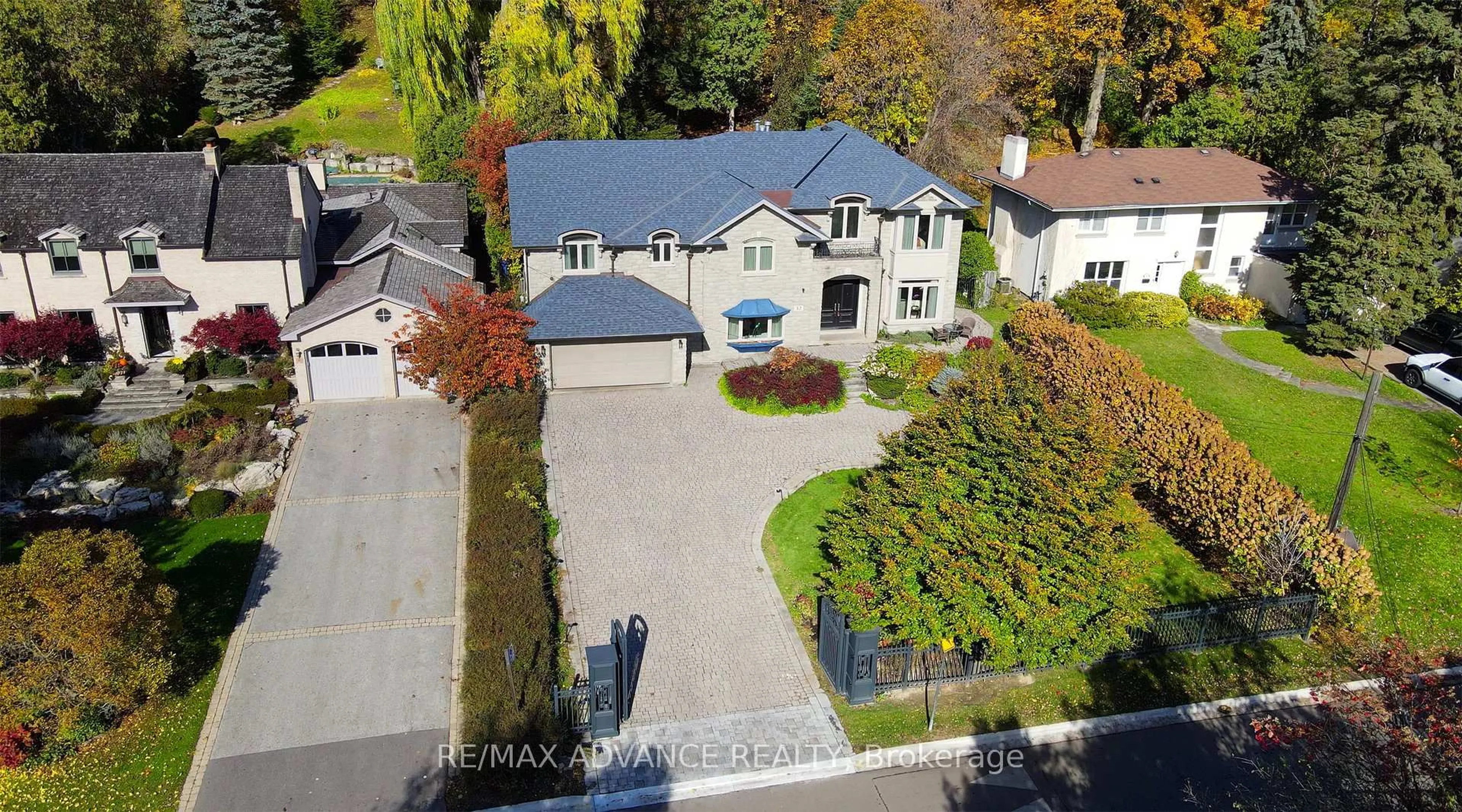 A pic from outside/outdoor area/front of a property/back of a property/a pic from drone, street for 32 Brookfield Rd, Toronto Ontario M2P 1A9