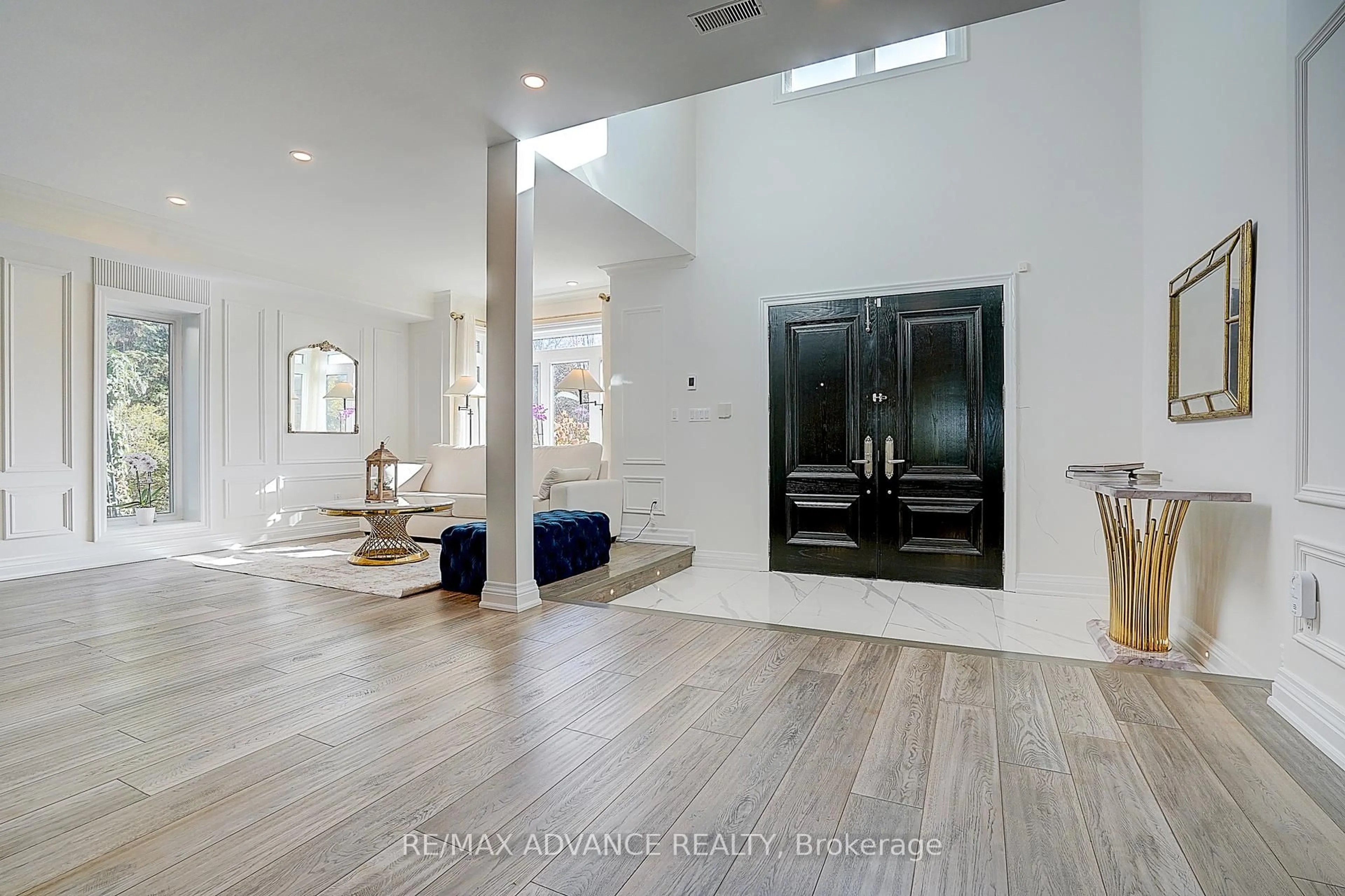 Indoor entryway for 32 Brookfield Rd, Toronto Ontario M2P 1A9