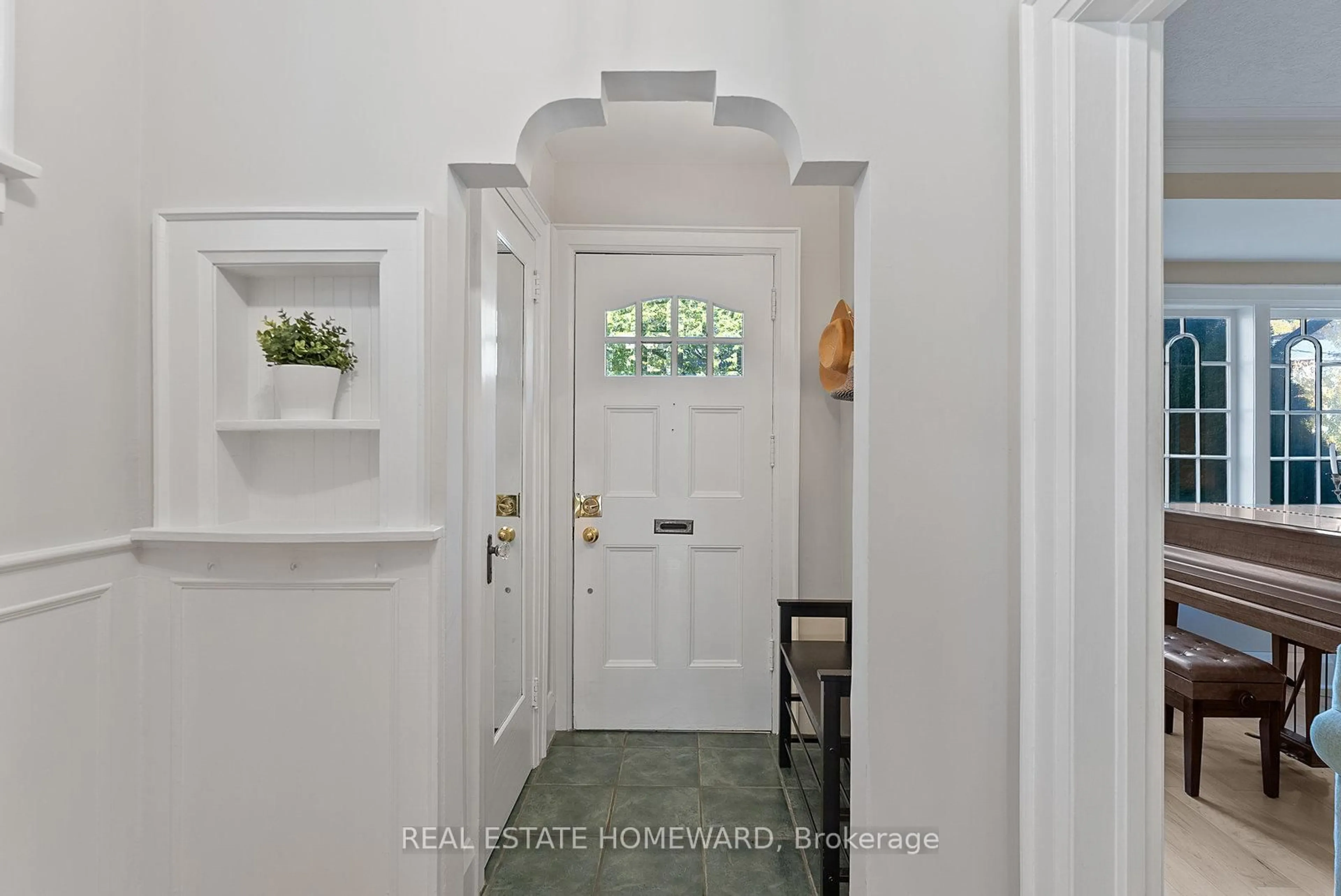 Indoor entryway for 287 St Germain Ave, Toronto Ontario M5M 1W4