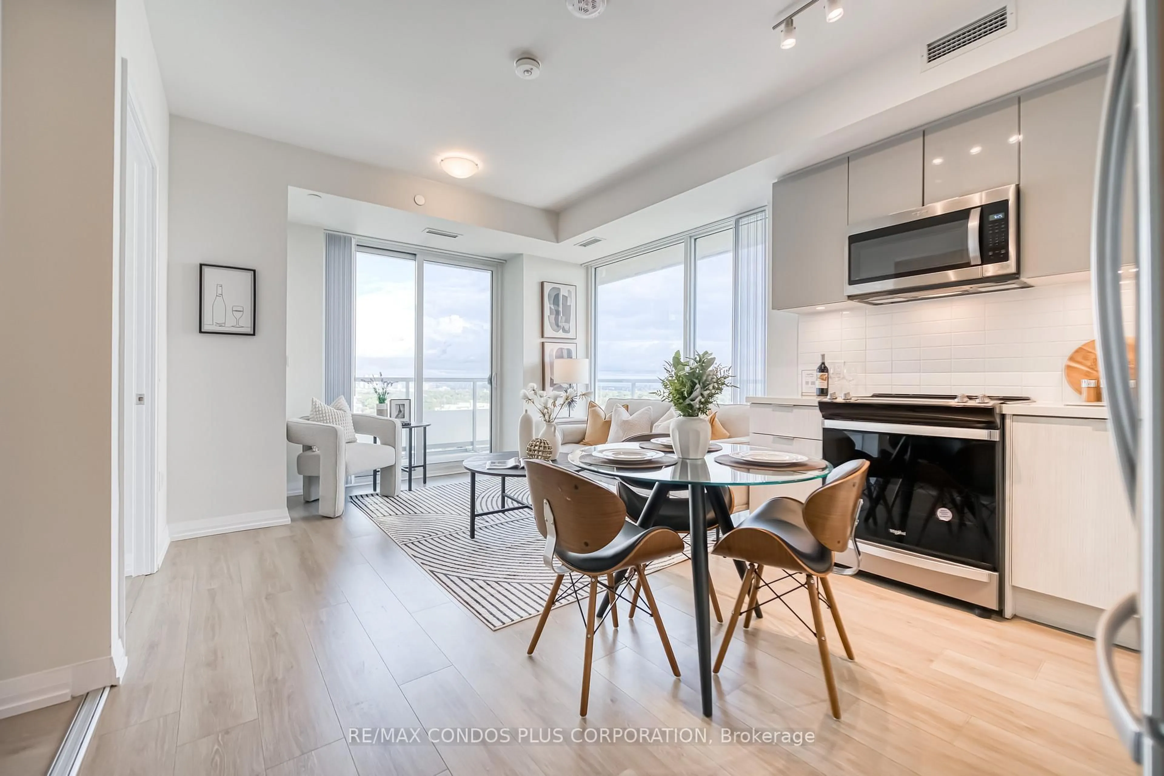 Open concept kitchen, wood/laminate floor for 25 Holly St #2007, Toronto Ontario M4S 0E3