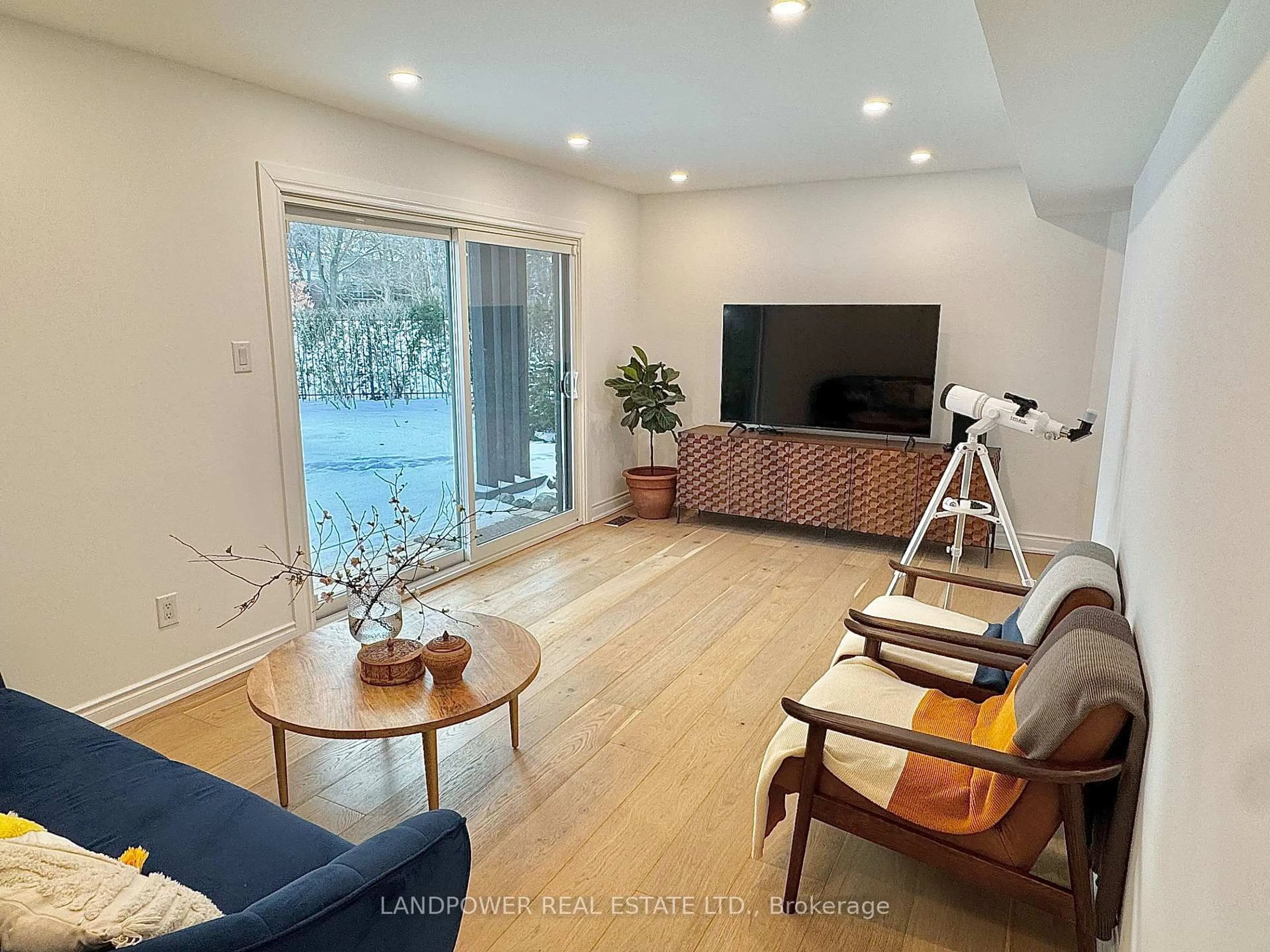 Living room with furniture, wood/laminate floor for 9 Alderdale Crt, Toronto Ontario M3B 2H8