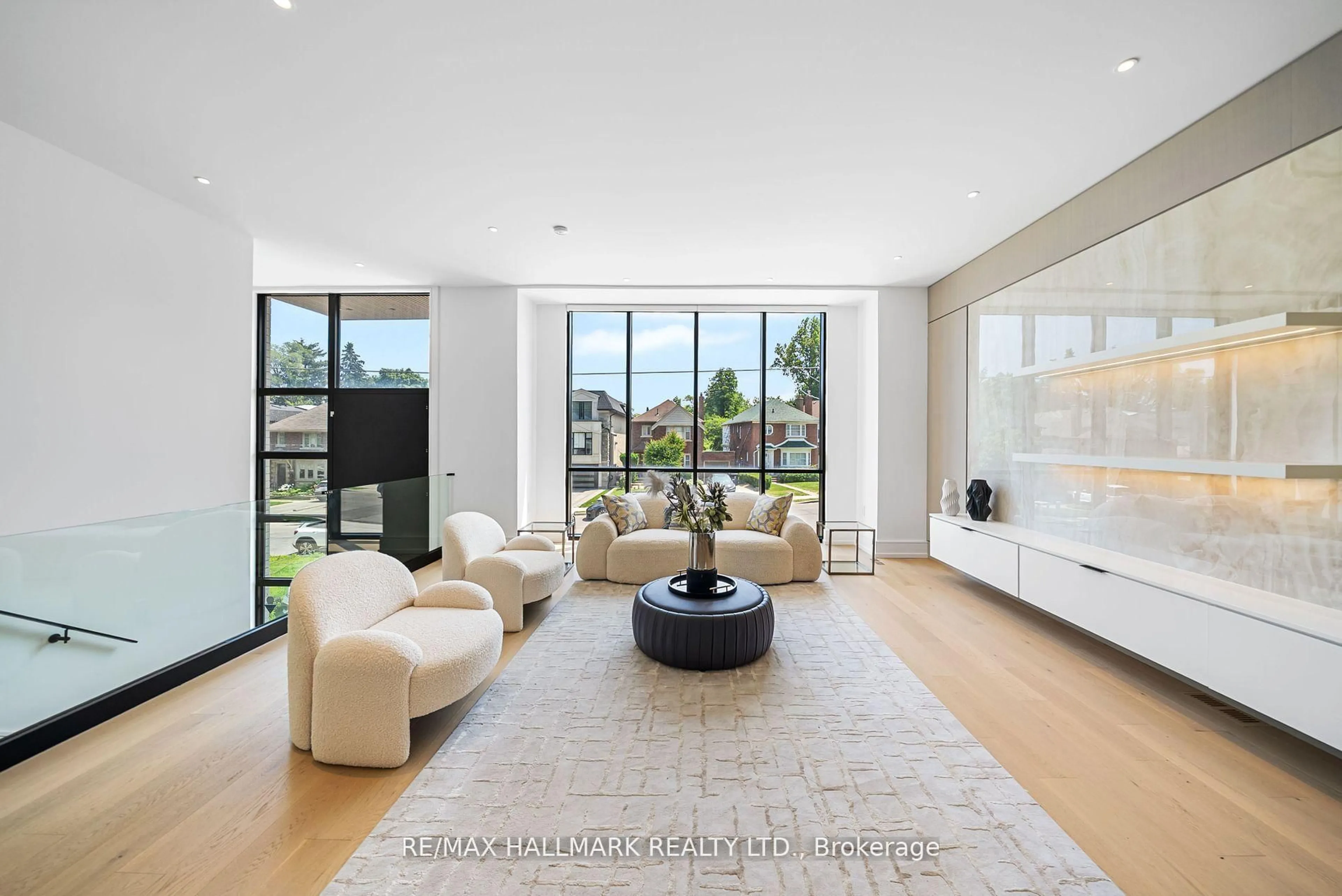 Living room with furniture, unknown for 22 Divadale Dr, Toronto Ontario M4G 2N9