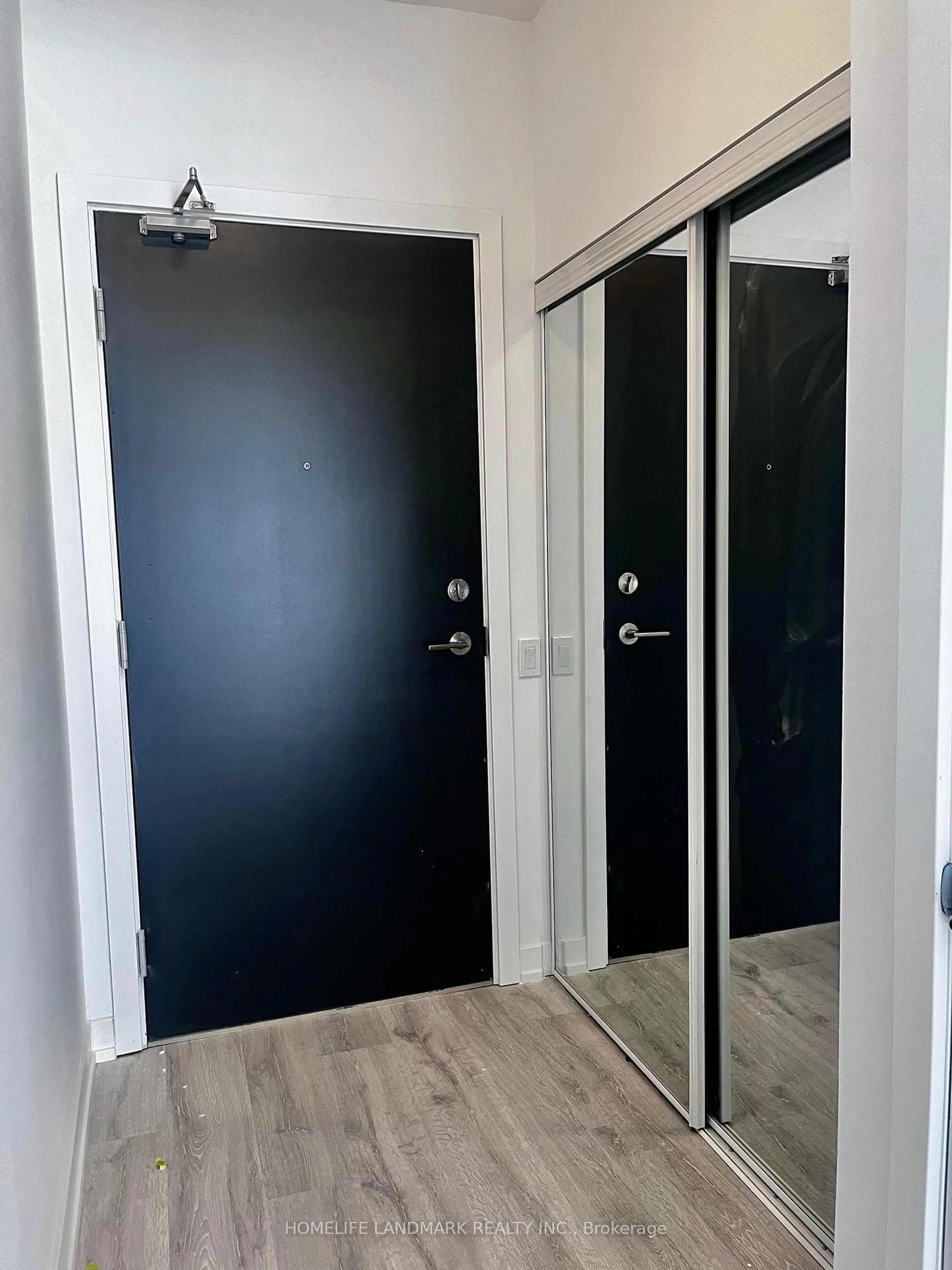 Indoor entryway for 7 Golden Lion Hts #N2007, Toronto Ontario M2M 0C1