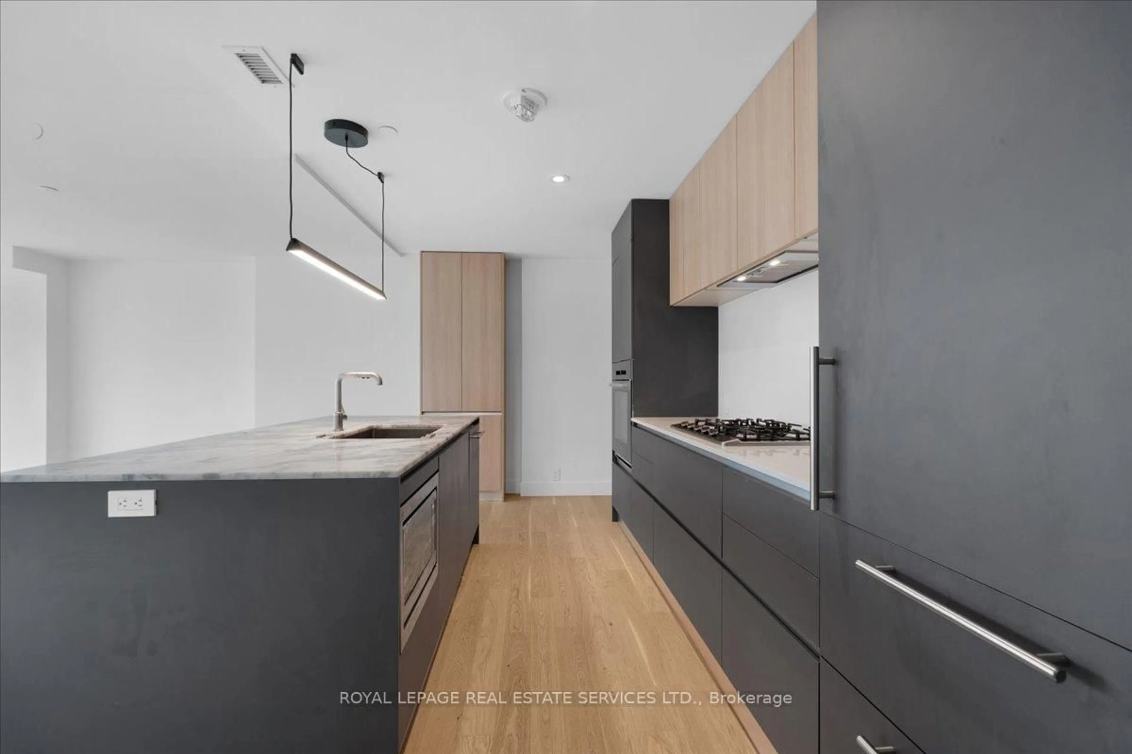Standard kitchen, wood/laminate floor for 1414 Bayview Ave #502, Toronto Ontario M4G 0E2