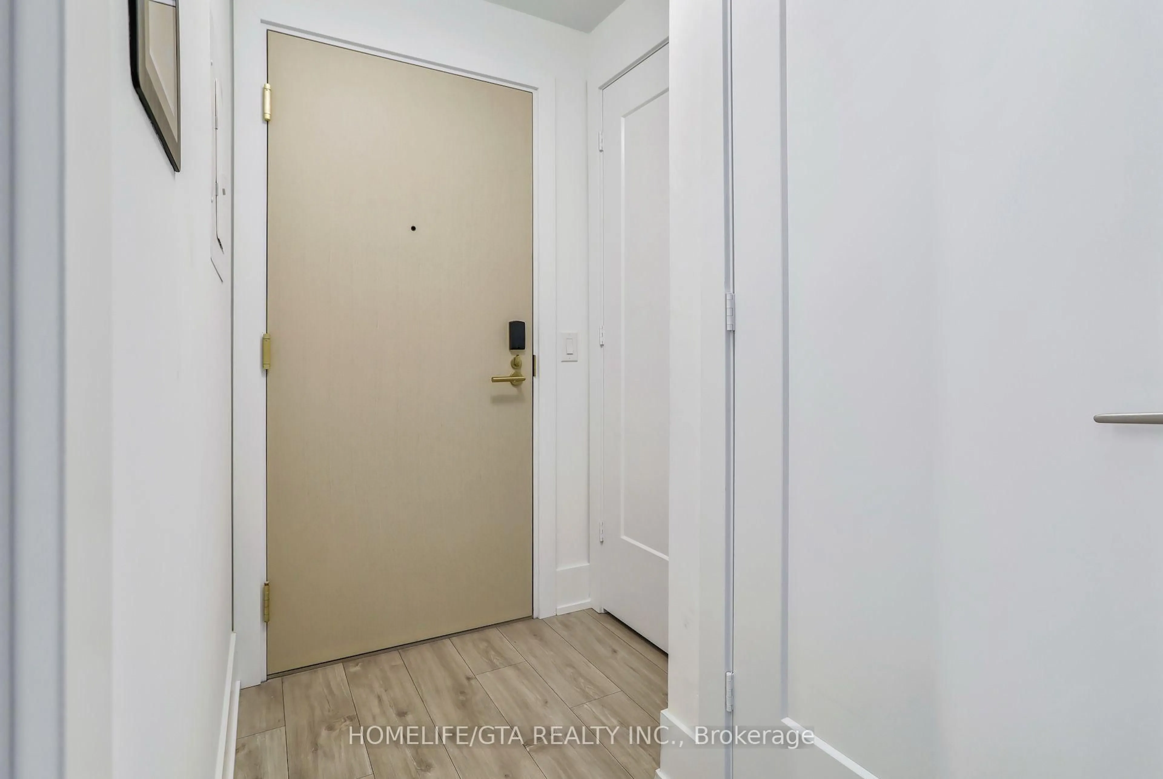 Indoor entryway for 480 Front St #1313, Toronto Ontario M5V 0V5