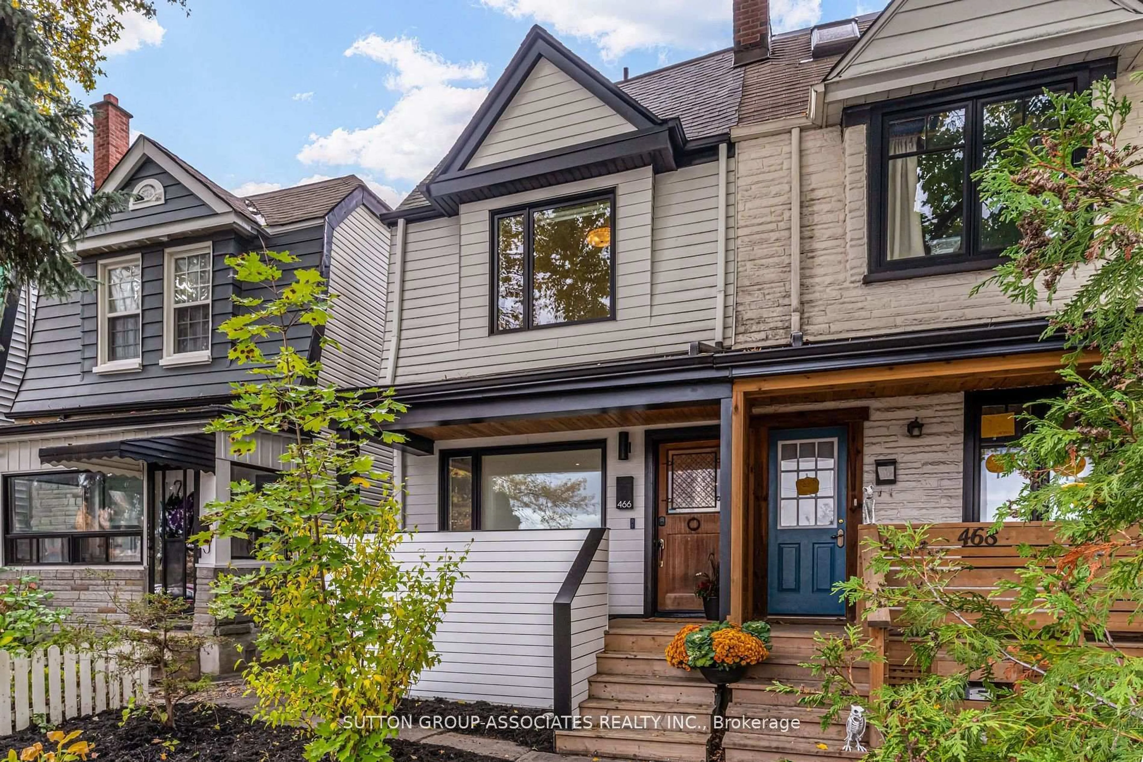 Home with brick exterior material, street for 466 Montrose Ave, Toronto Ontario M6G 3H1