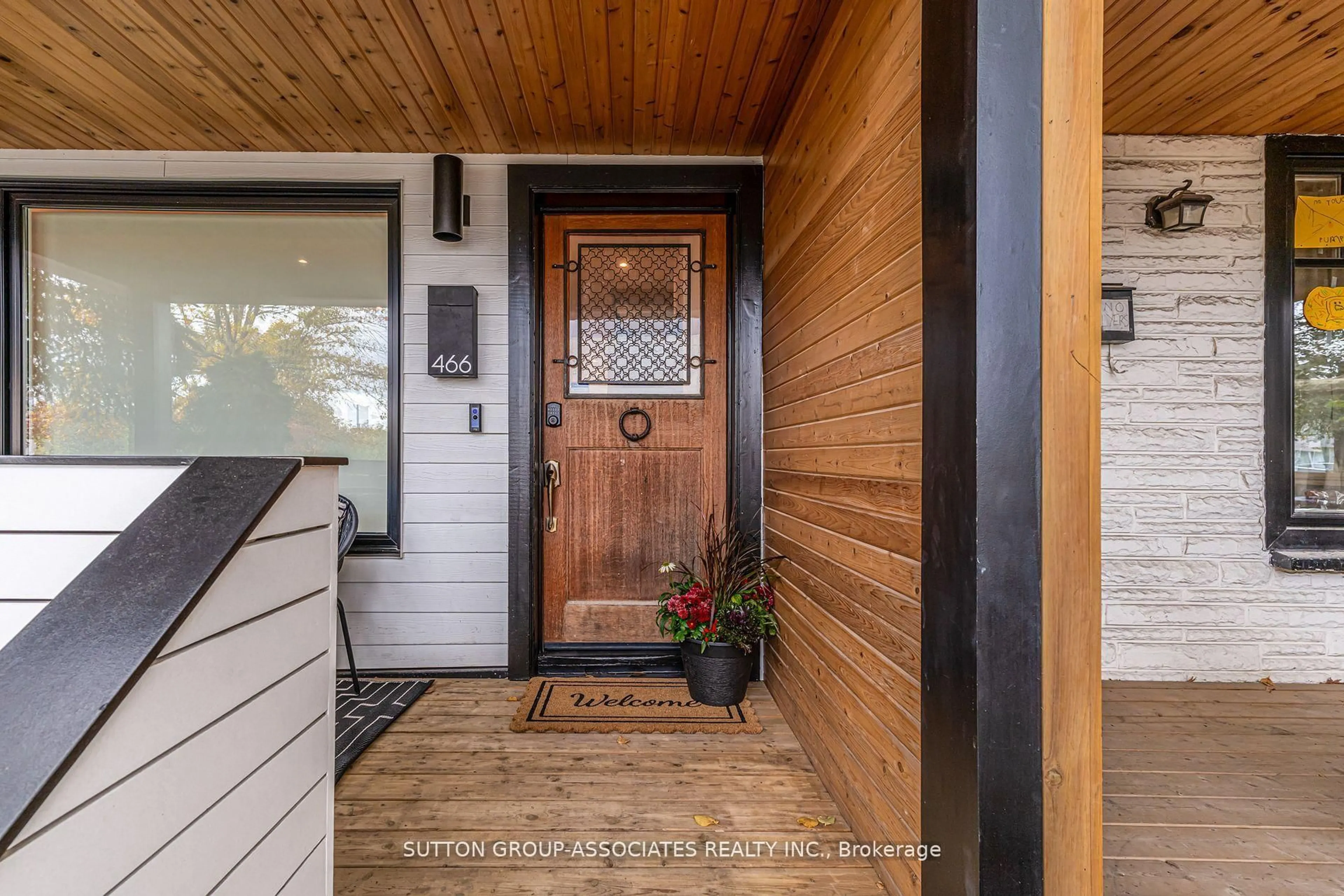 Indoor entryway for 466 Montrose Ave, Toronto Ontario M6G 3H1