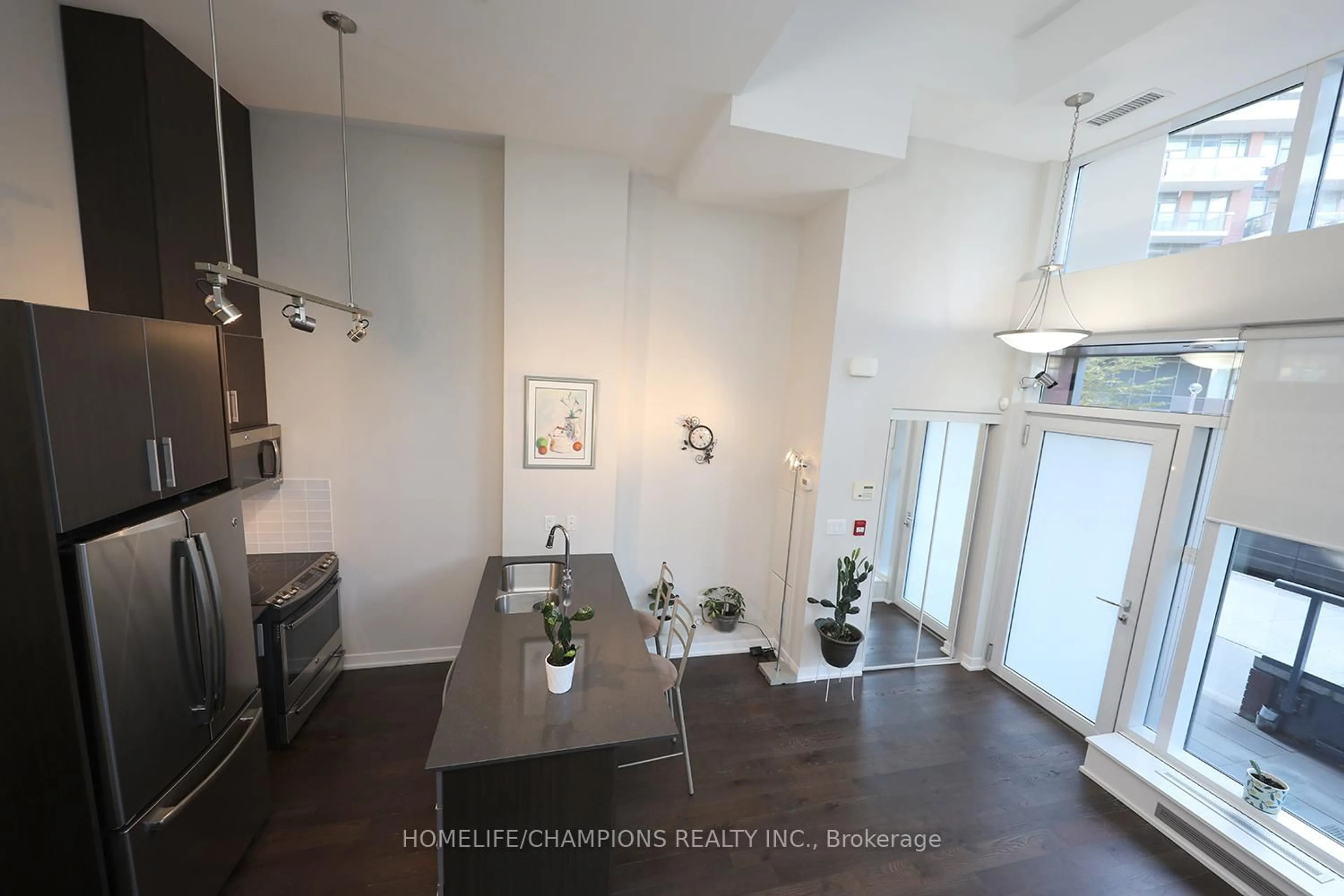 Open concept kitchen, unknown for 20 Bruyeres Mews #Th10, Toronto Ontario M5V 0G8