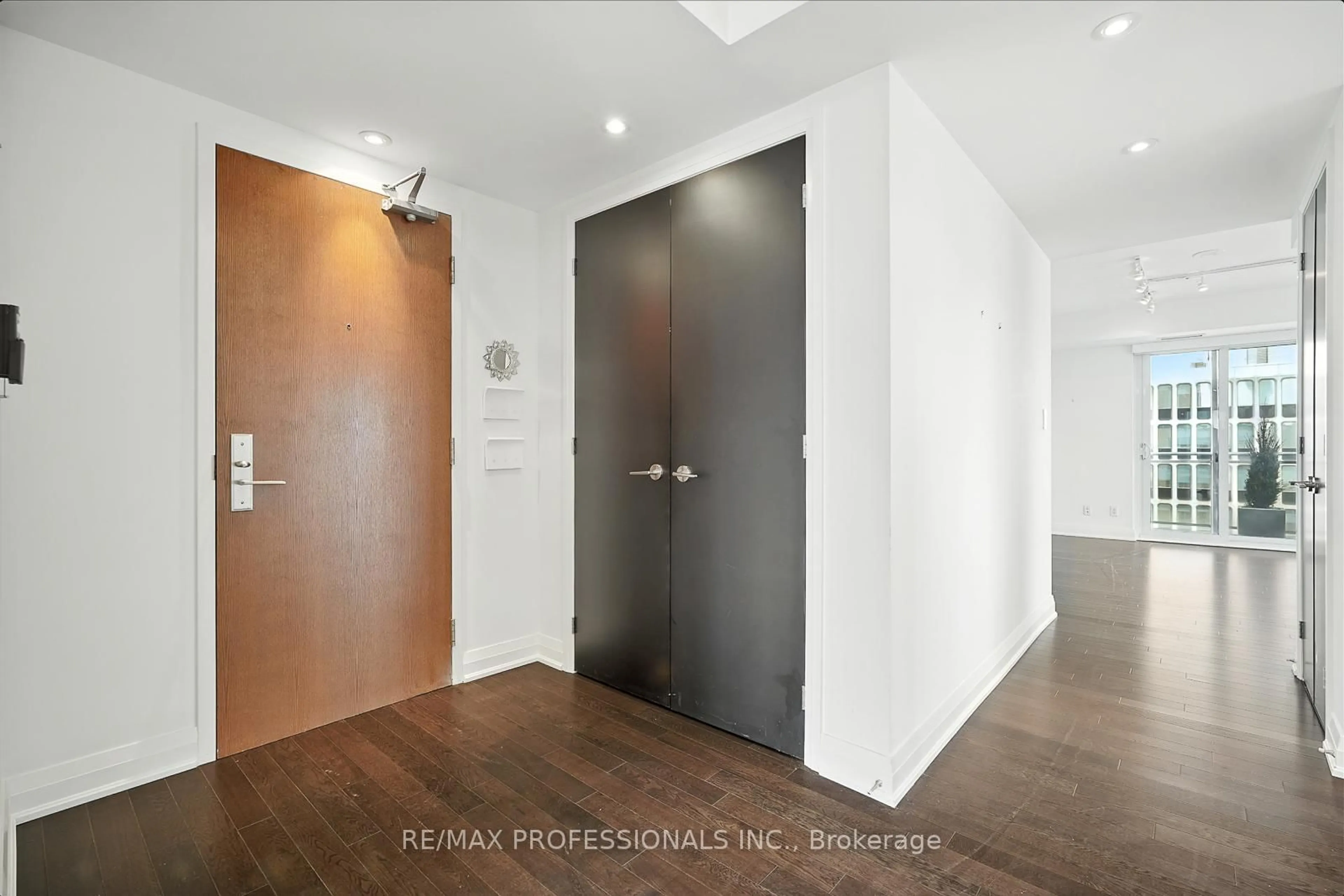Indoor entryway for 1430 Yonge St #1401, Toronto Ontario M4T 1Y6
