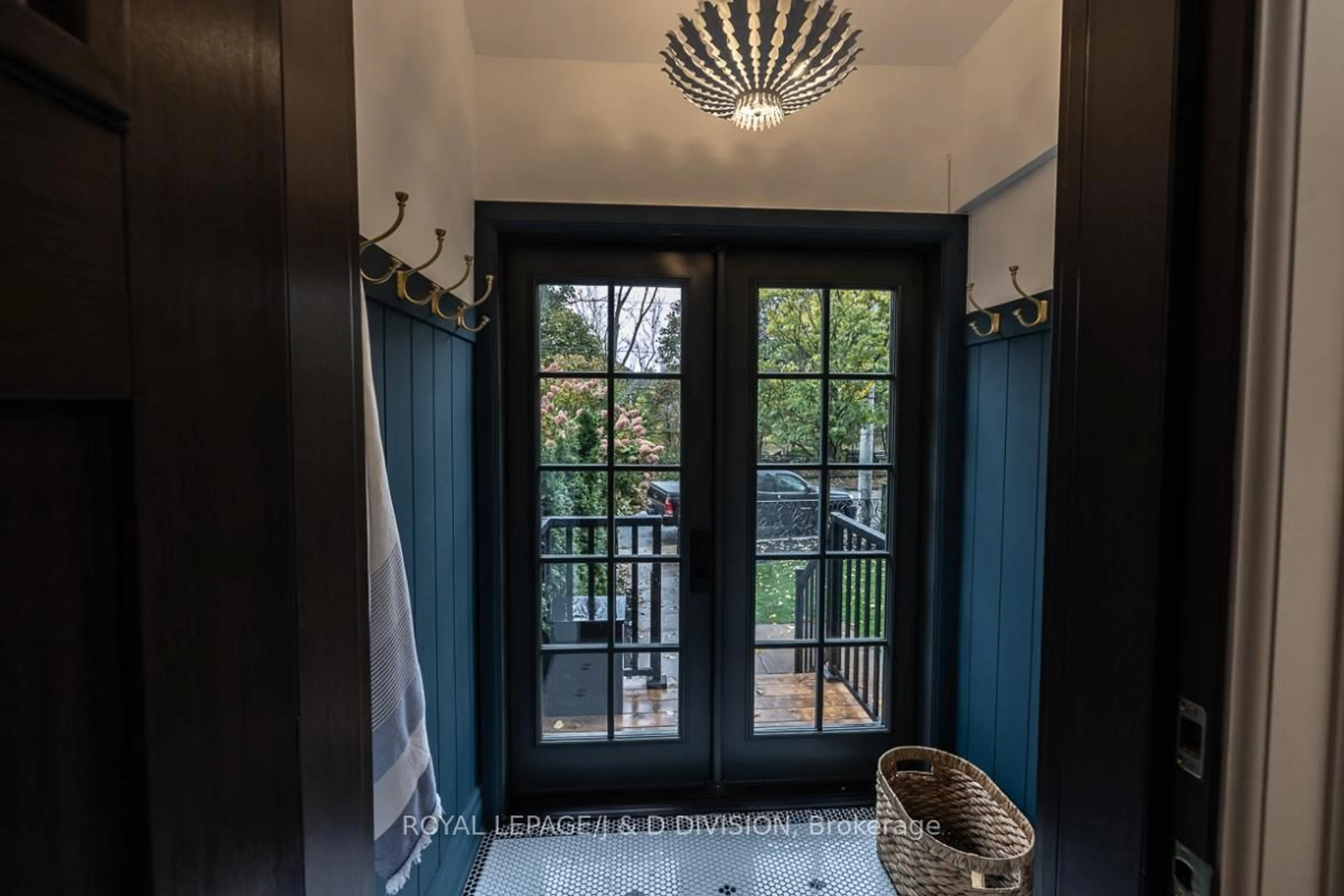 Indoor entryway for 102 Shaftesbury Ave, Toronto Ontario M4T 1A5