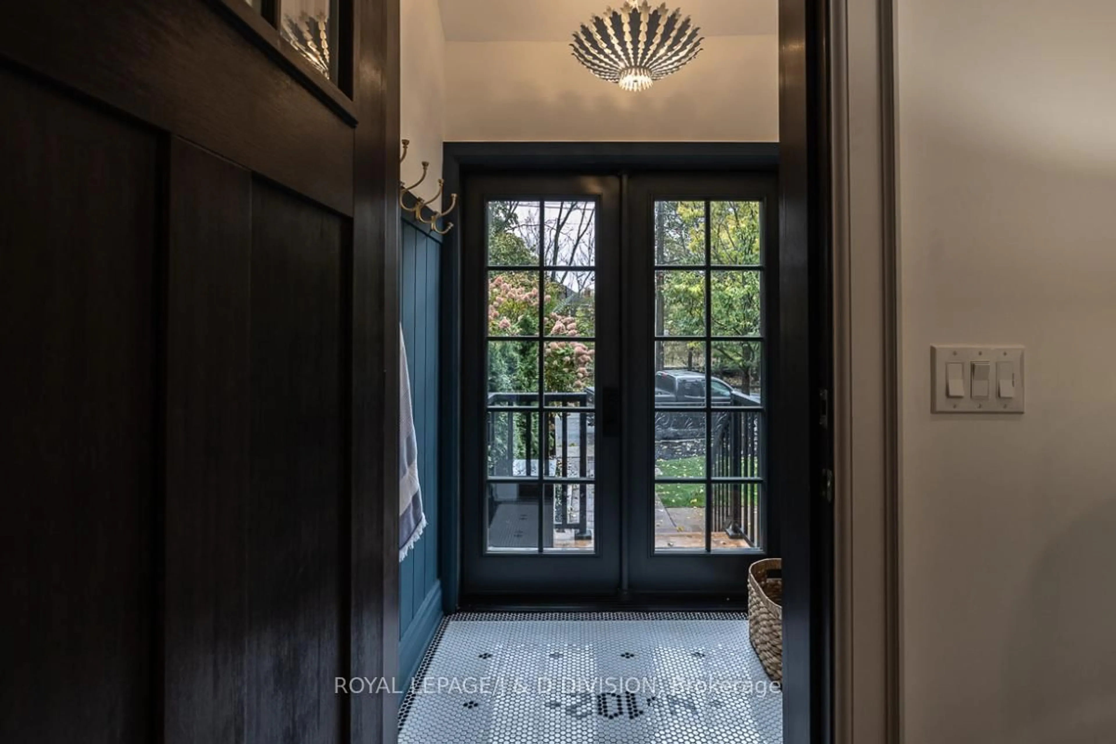 Indoor entryway for 102 Shaftesbury Ave, Toronto Ontario M4T 1A5