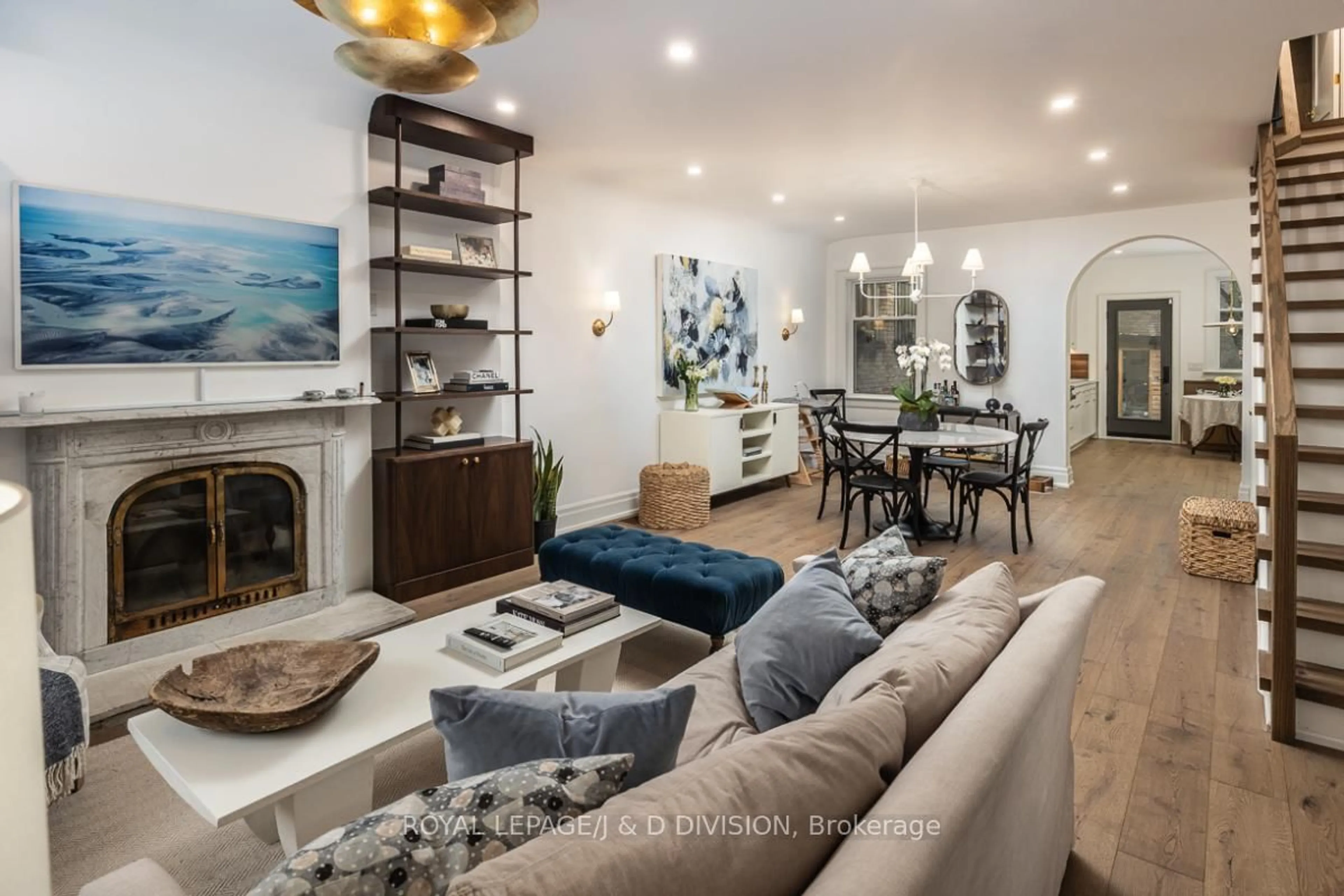 Living room with furniture, unknown for 102 Shaftesbury Ave, Toronto Ontario M4T 1A5