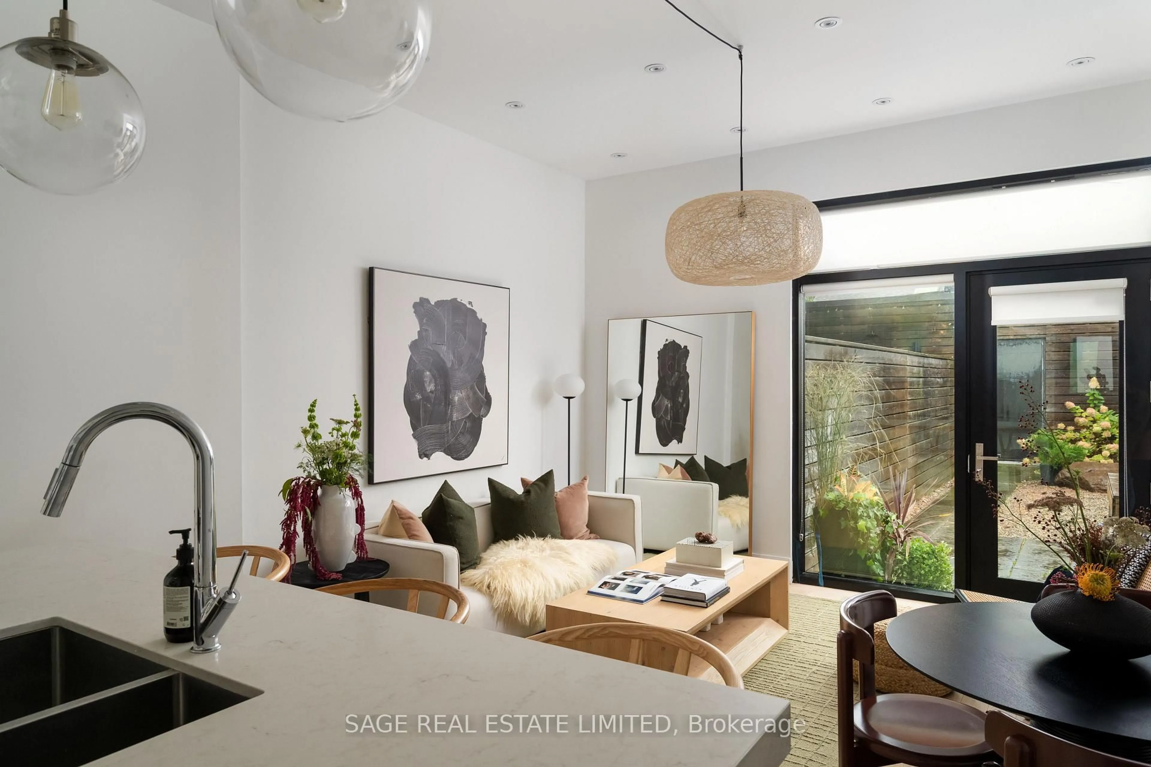 Living room with furniture, unknown for 110B Palmerston Ave, Toronto Ontario M6J 1J1