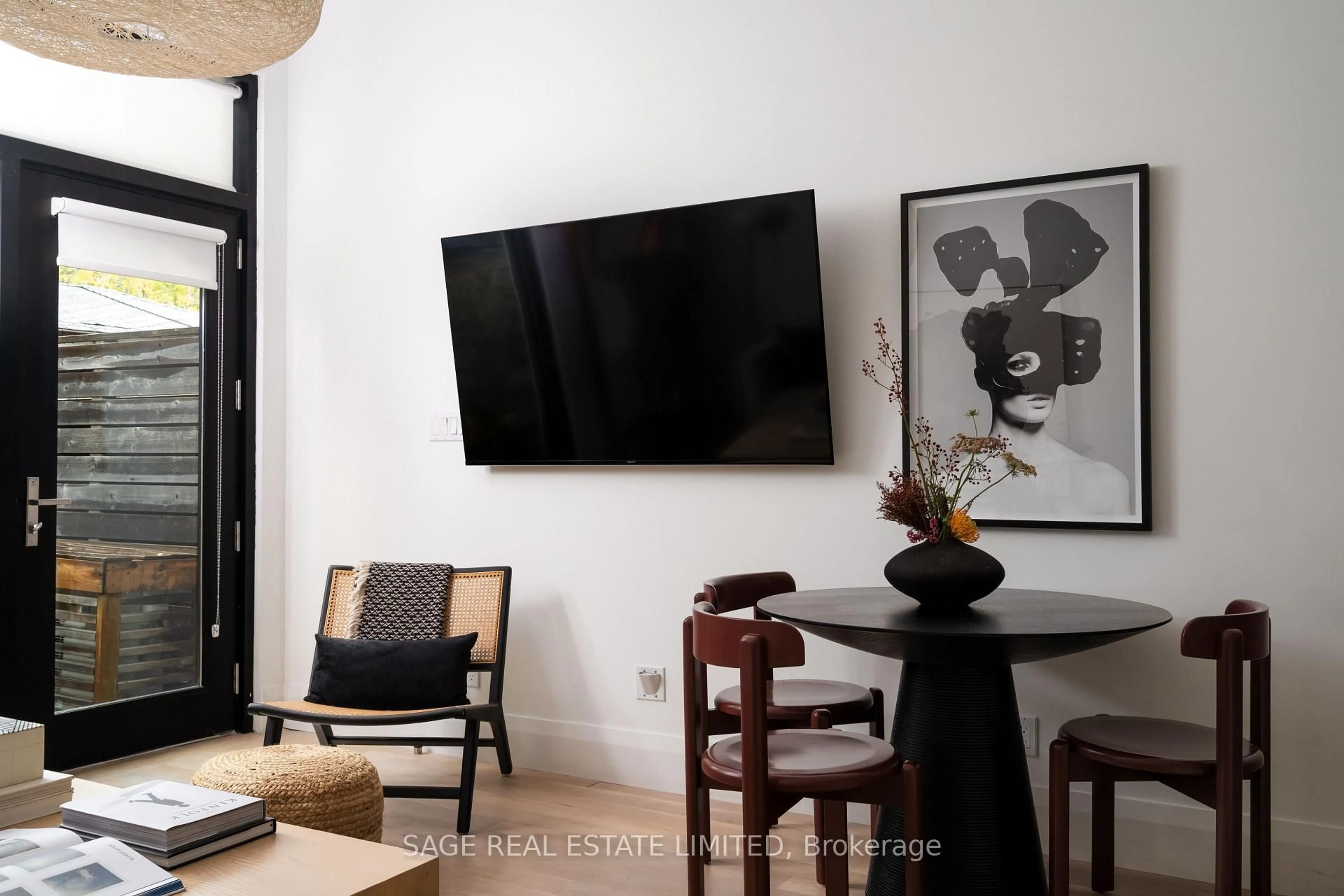 A pic of a room for 110B Palmerston Ave, Toronto Ontario M6J 1J1