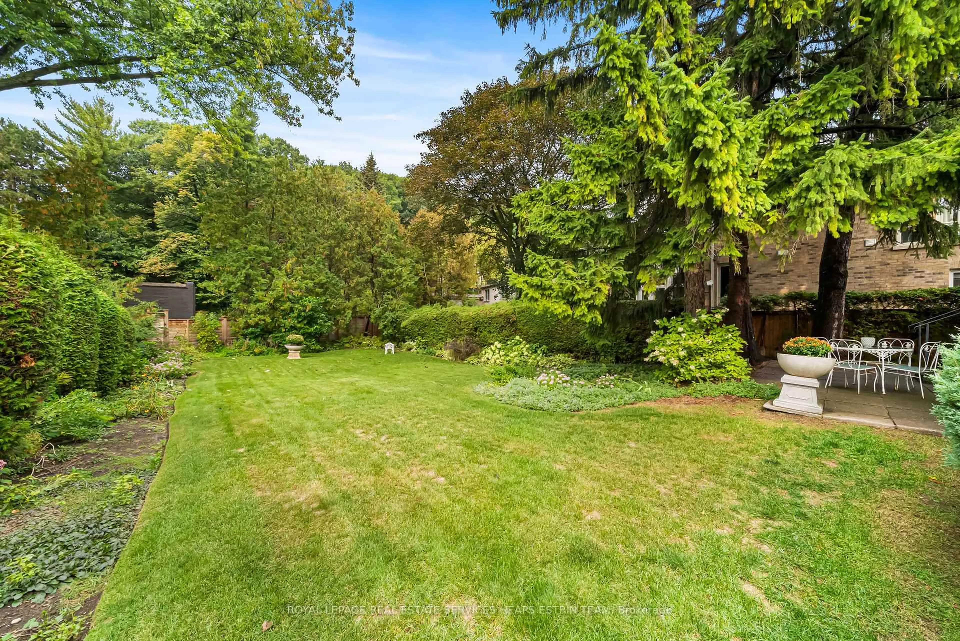 A pic from outside/outdoor area/front of a property/back of a property/a pic from drone, forest/trees view for 50 Plymbridge Rd, Toronto Ontario M2P 1A3
