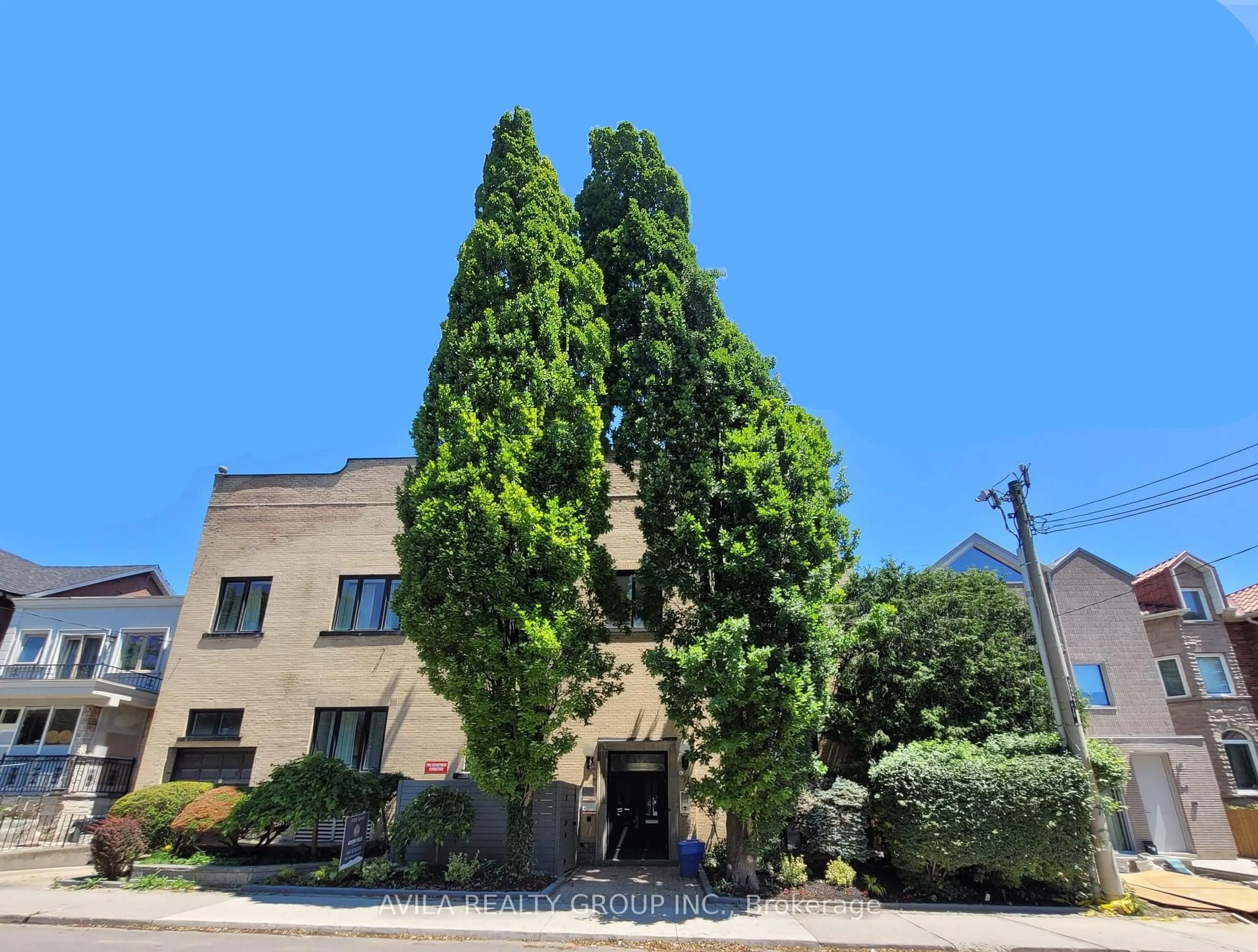 A pic from outside/outdoor area/front of a property/back of a property/a pic from drone, building for 75 Markham St #7, Toronto Ontario M6J 2G4