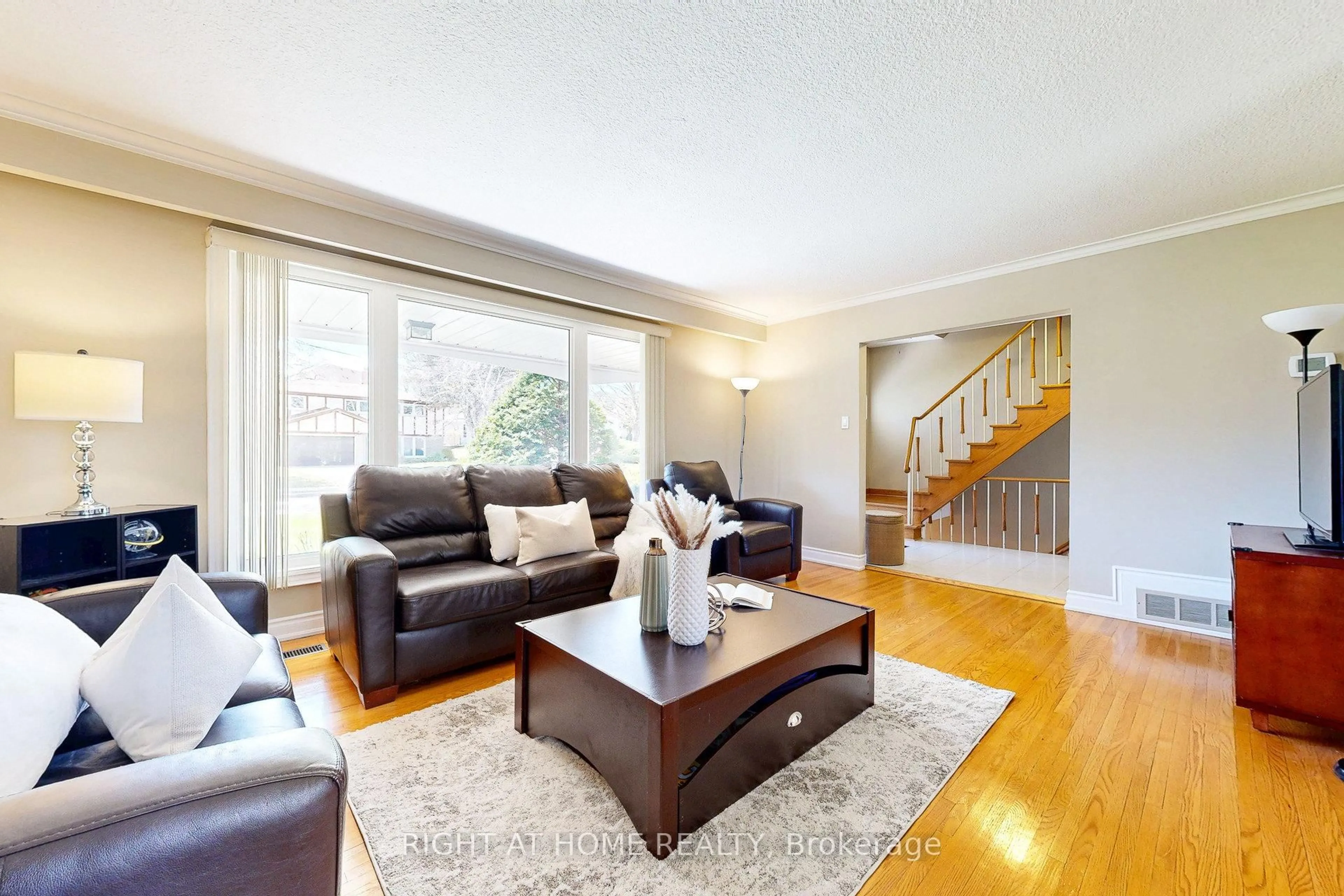 Living room with furniture, wood/laminate floor for 5 Robinter Dr, Toronto Ontario M2M 3R1