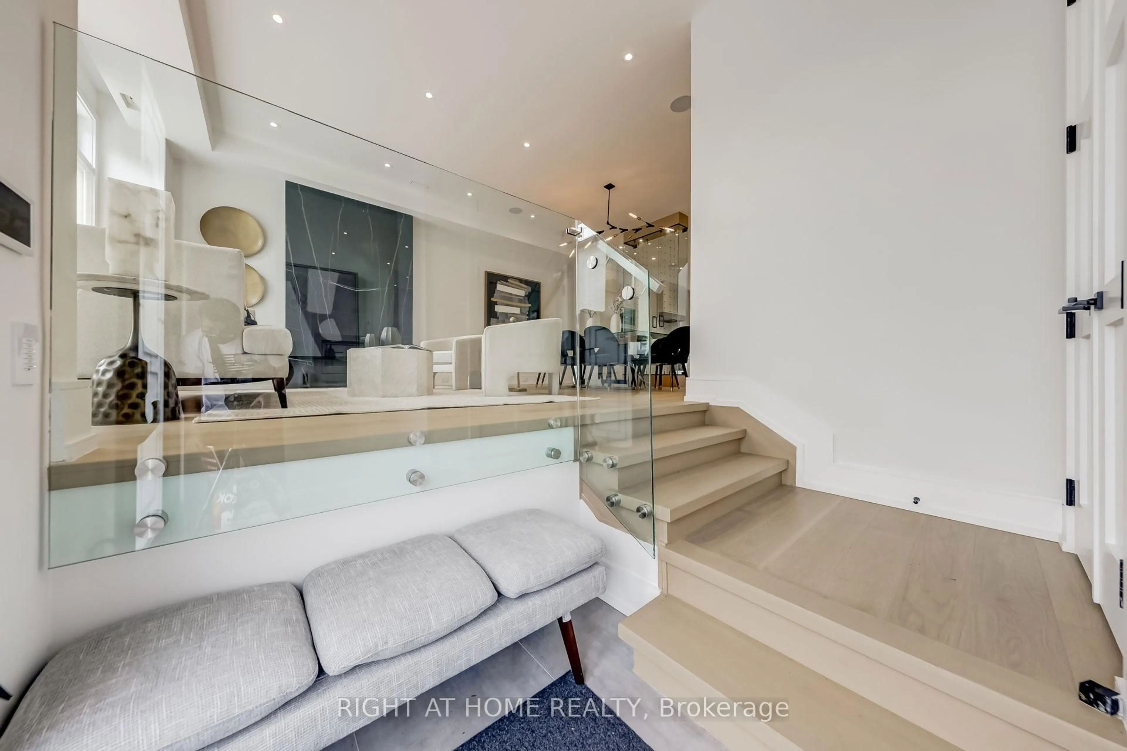 Unknown for 102 Parklea Dr, Toronto Ontario M4G 2J8